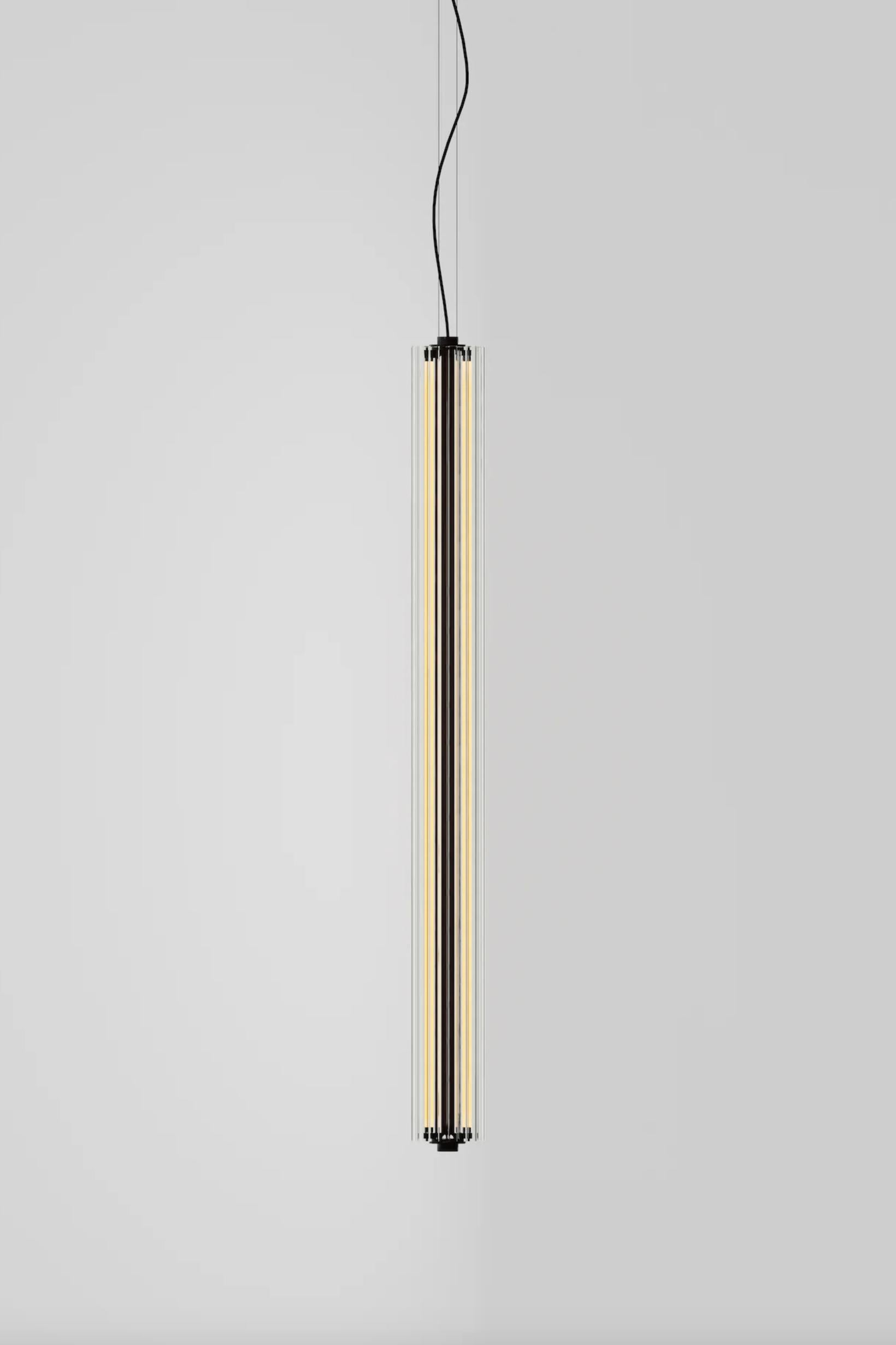 Jordi Veciana B 15 T V GR Lampada a sospensione in vetro trasparente Per Parachilna 

Lampada a sospensione composta da una struttura in alluminio che ospita 2 tubi LED inseriti in un diffusore in vetro estruso.

Dettagli del prodotto

Struttura in