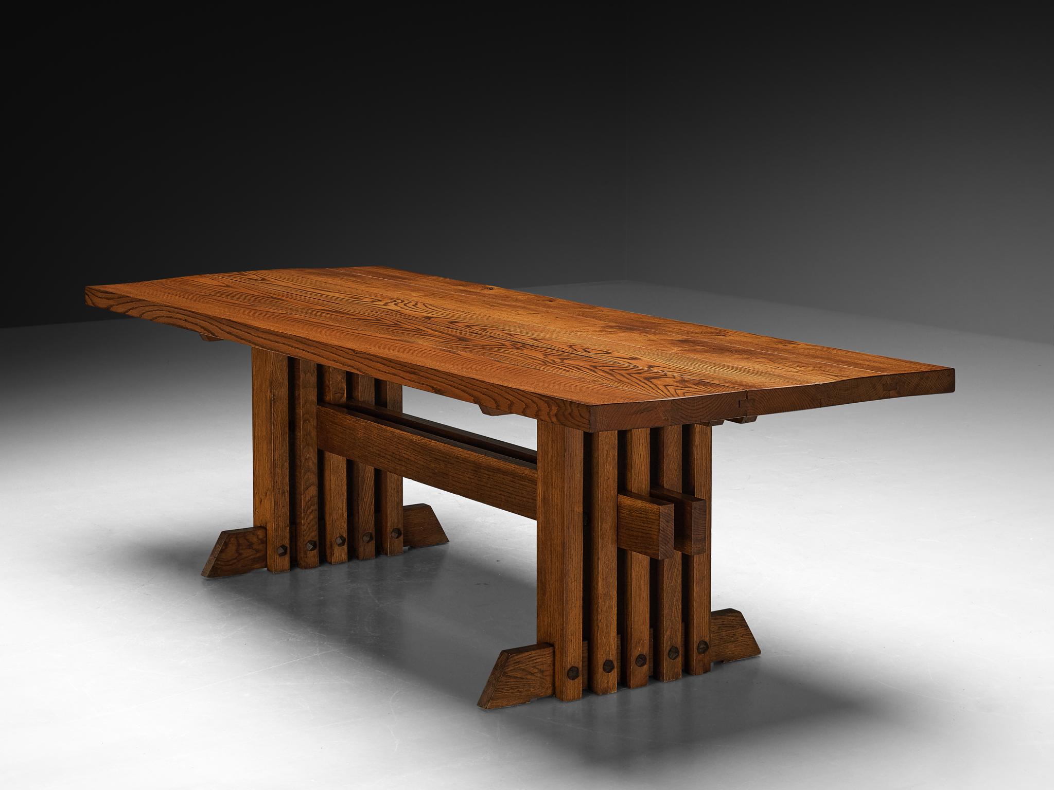 Jordi Vilanova I Bosch, Esstisch, Eiche, Eisen, Spanien, 1960er Jahre.

Dieser Tisch ist solide, architektonisch und robust. Designqualitäten, die sowohl für das spanische Design der Jahrhundertmitte als auch insbesondere für die Arbeiten von Jordi