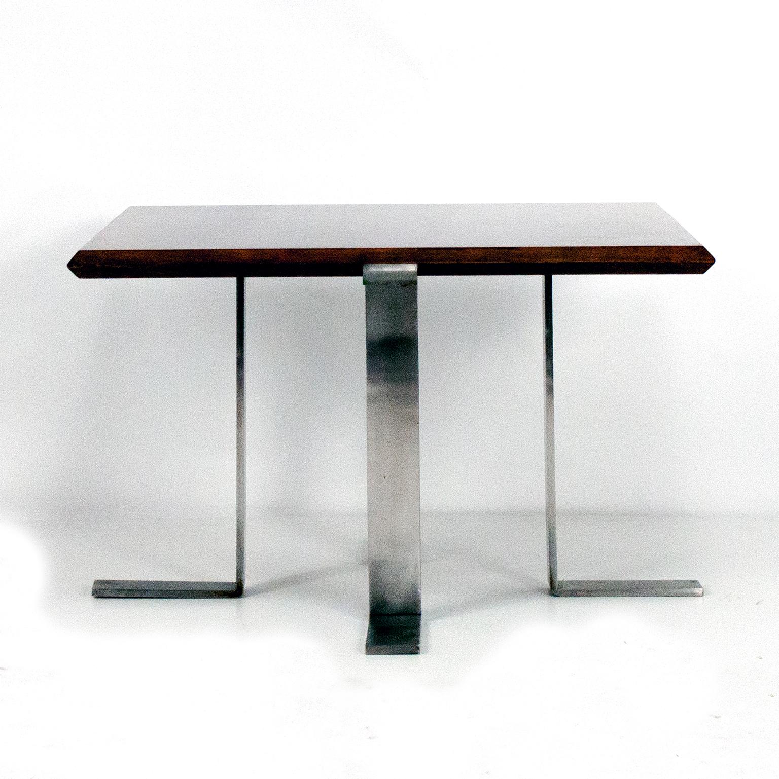 Square side table. Structure in nickel-plated solid brass feet. Stained and polished walnut Veneer. Top. Designed by Jordi Vilanova in 1970s.

   
  