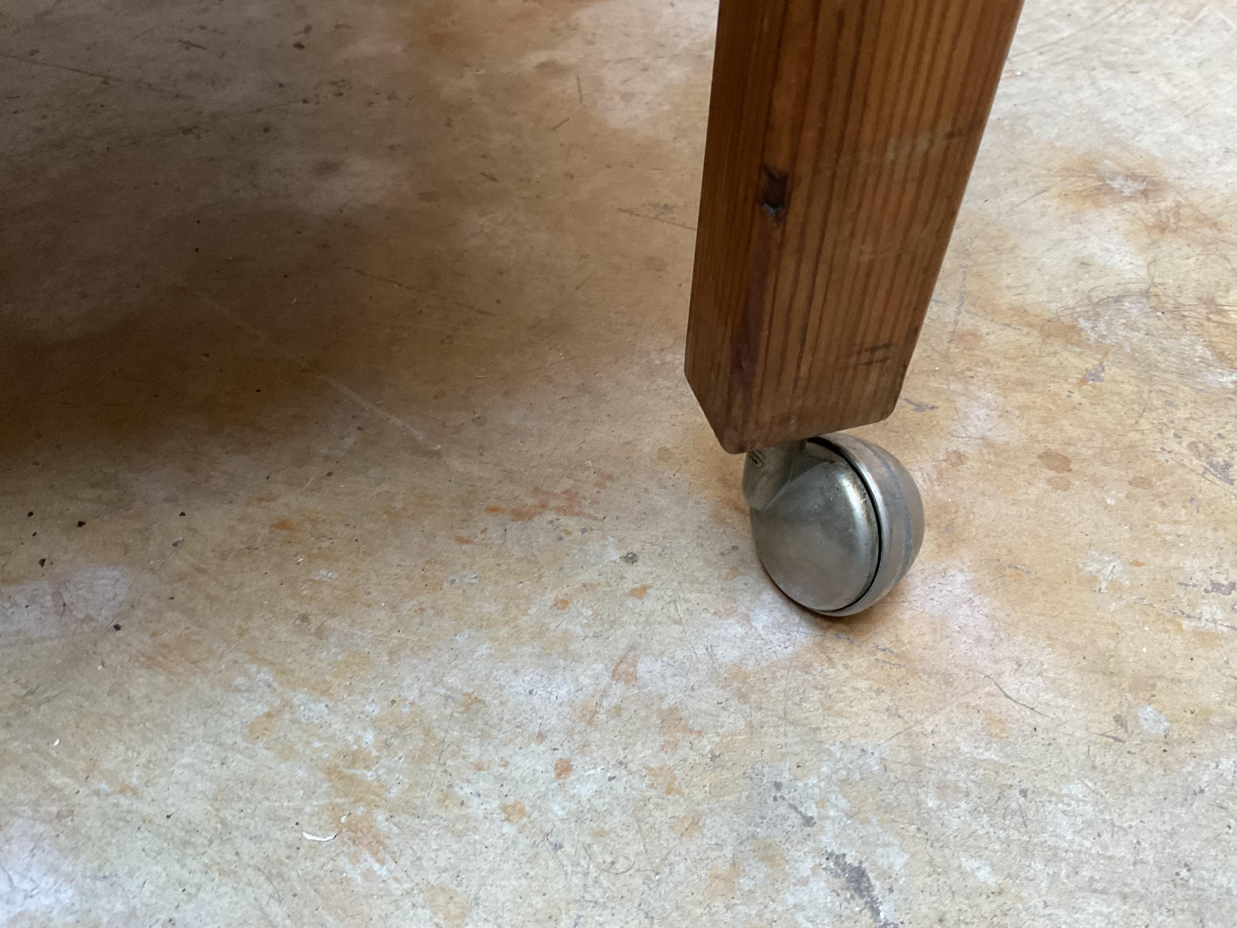 Jordi Vilanova Barwagen aus Kiefernholz, Spanien, CIRCA 1960 im Angebot 6