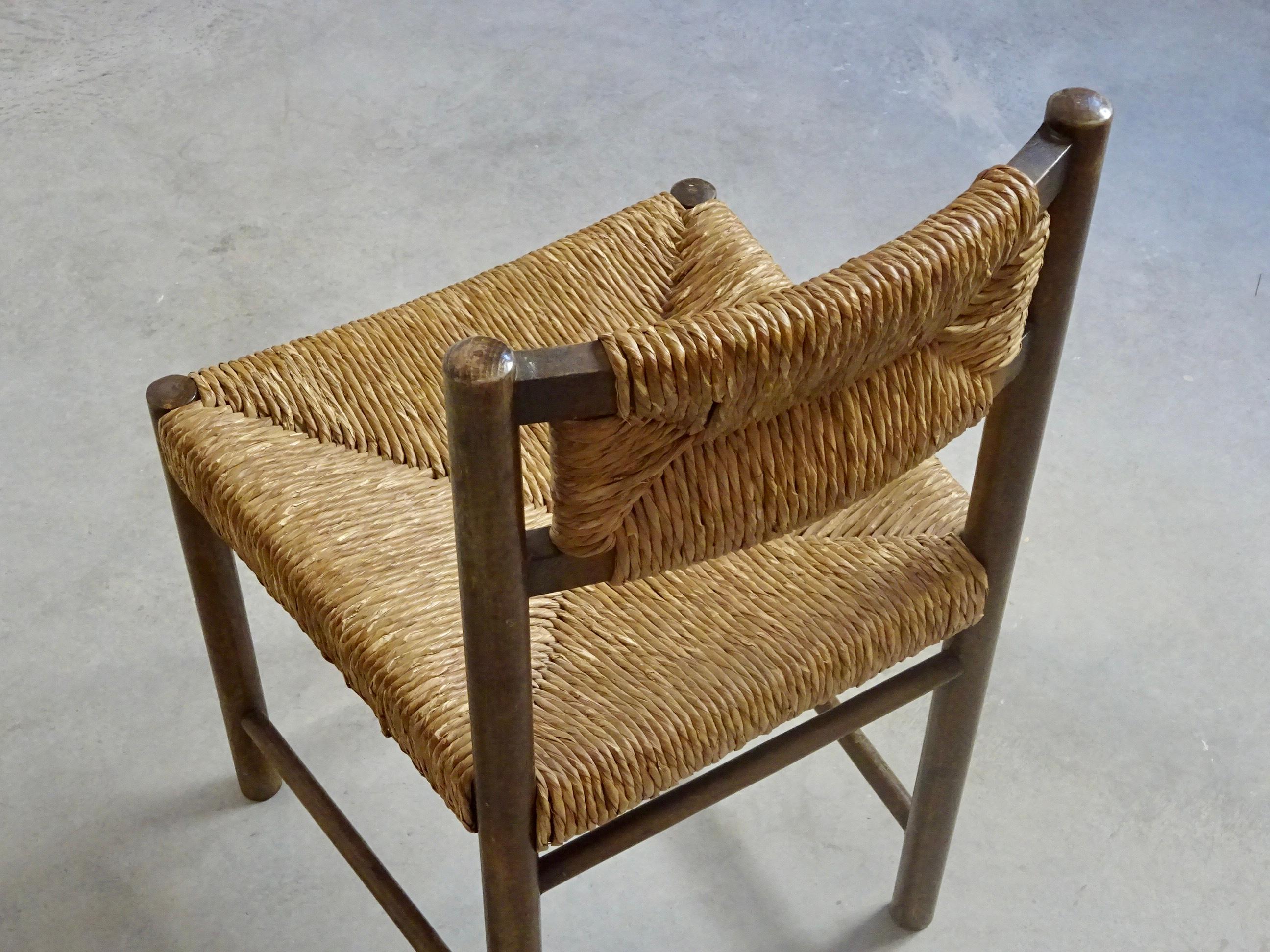 Ensemble de quatre chaises conçues par Jordi Vilanova i Bosch à Barcelone vers 1960. Des lignes modernes inspirées de la tradition populaire méditerranéenne. État d'origine, avec structure en bois résistant et assise et dossier en fibre de jonc.