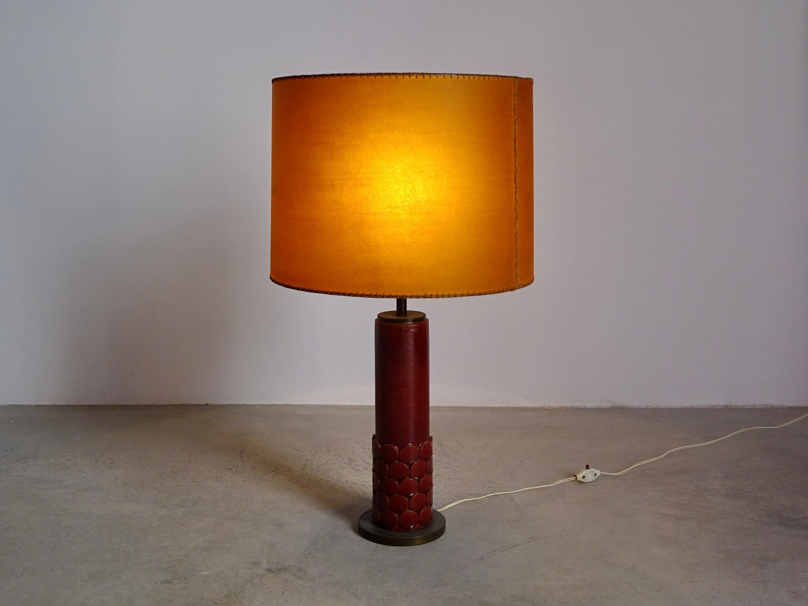 Lampe de table conçue en 1973 par Jordi Vilanova i Bosch en base de laiton, céramique de Jordi Aguadé et abat-jour en cuir cousu. La lampe a une belle patine, elle est prête à l'emploi. Jordi Vilanova (1925-1988) a travaillé intensément à la