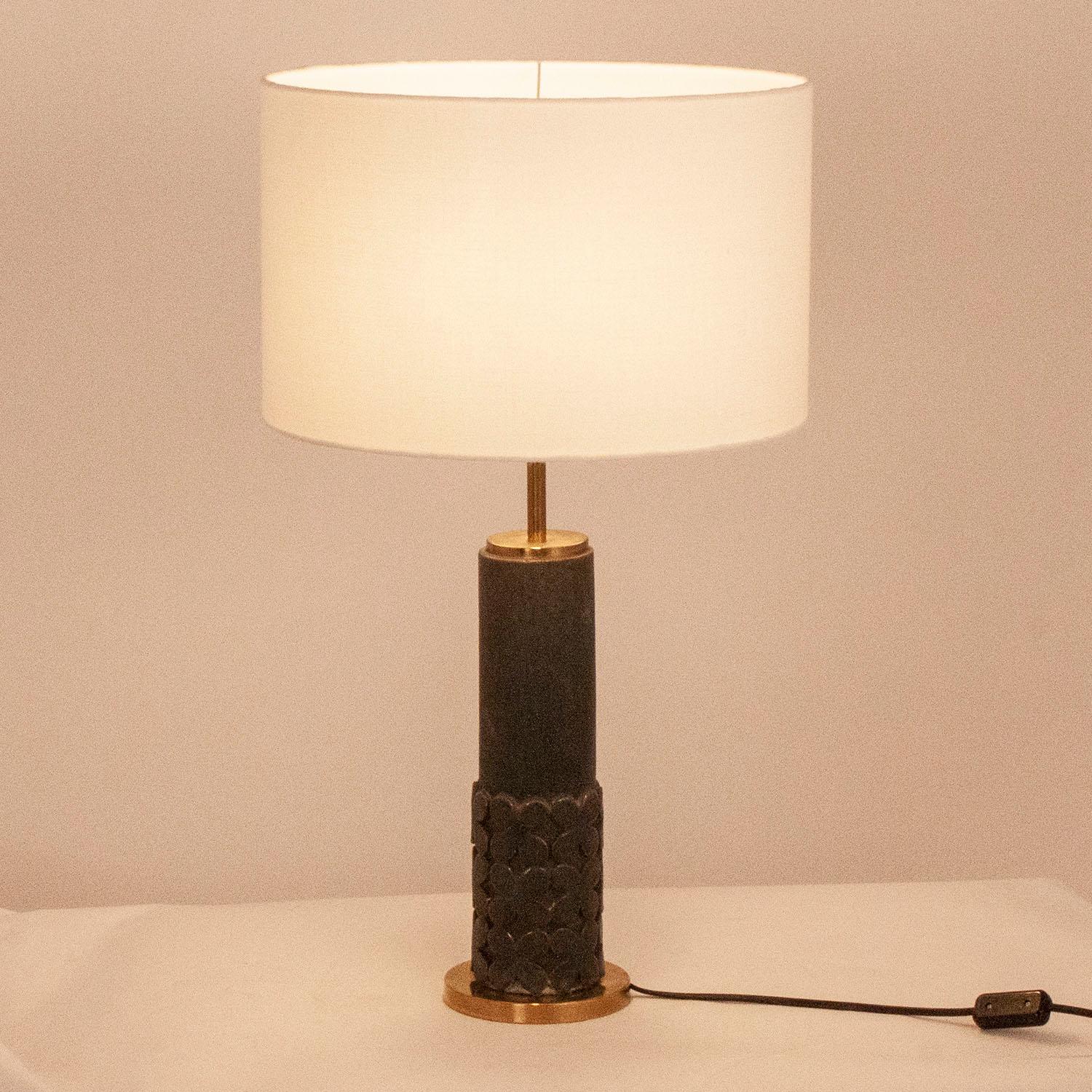 Table lamp designed by Jordi Vilanova.
Brass and ceramics, made by Jordi Aguadé. (Great Catalan potter).
New fabric screen, made of linen fabric
Spain, 1970s.