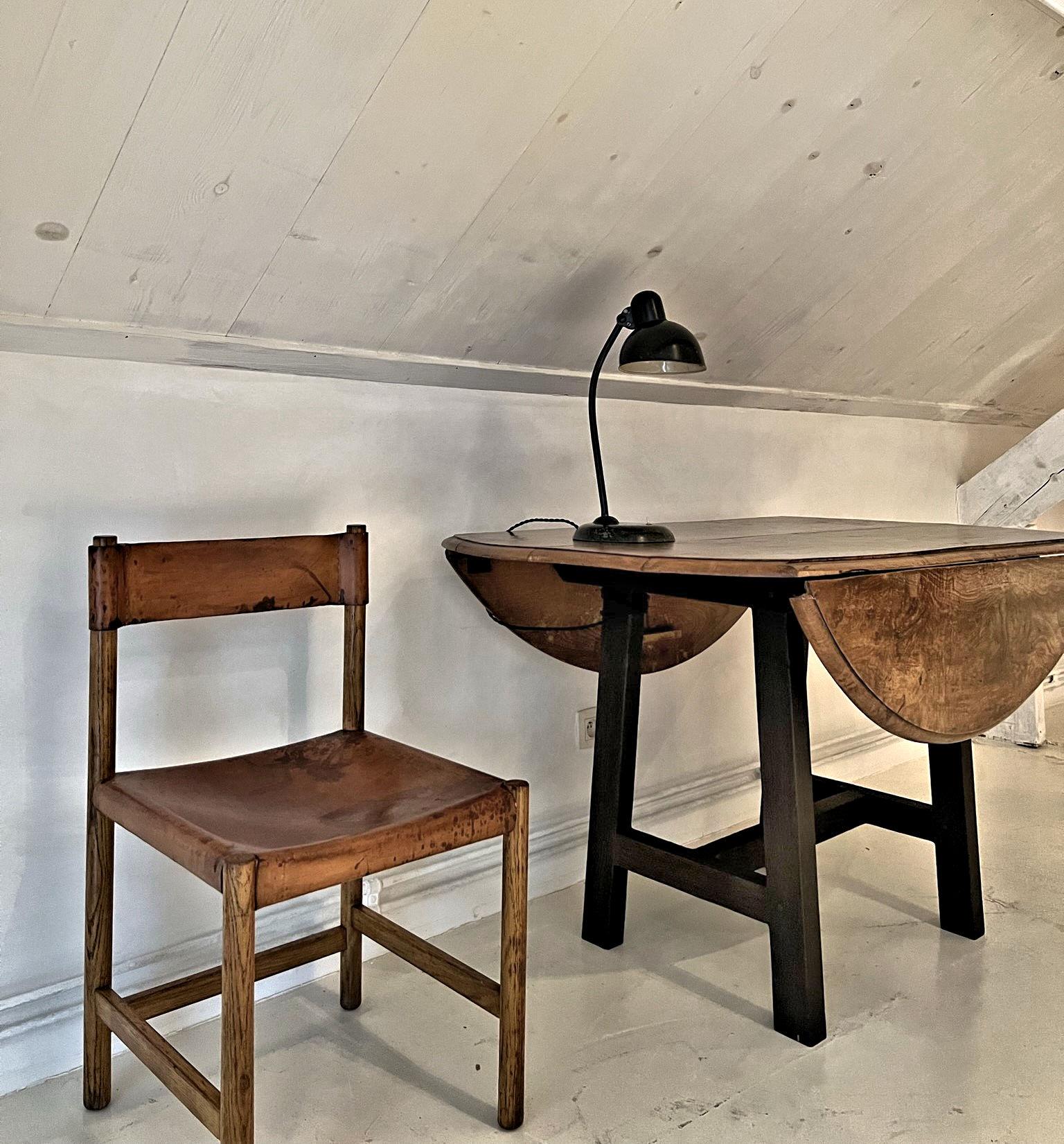 Villanova-Stuhl aus Leder und Holz (Handgefertigt) im Angebot