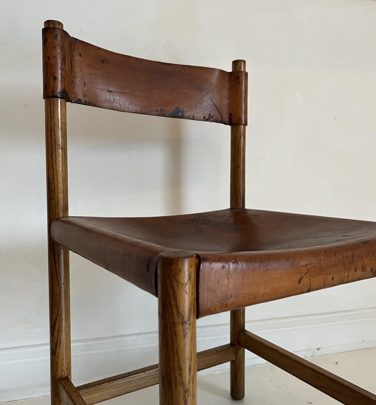 Villanova-Stuhl aus Leder und Holz (Mitte des 20. Jahrhunderts) im Angebot