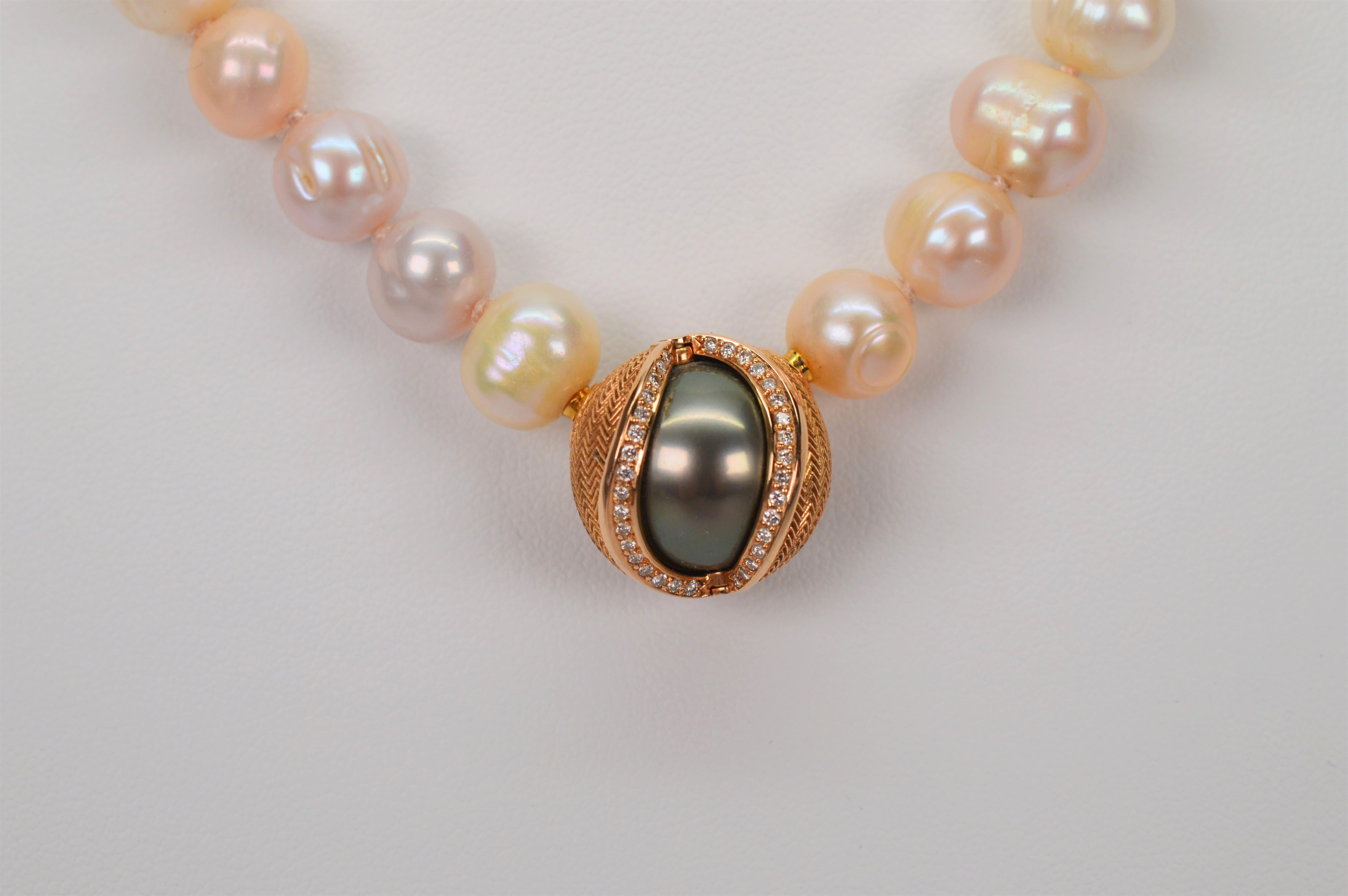 Collana con ciondolo magico con perle e diamanti in oro 18 carati di Jorg Heinz In condizioni ottime in vendita a Mount Kisco, NY
