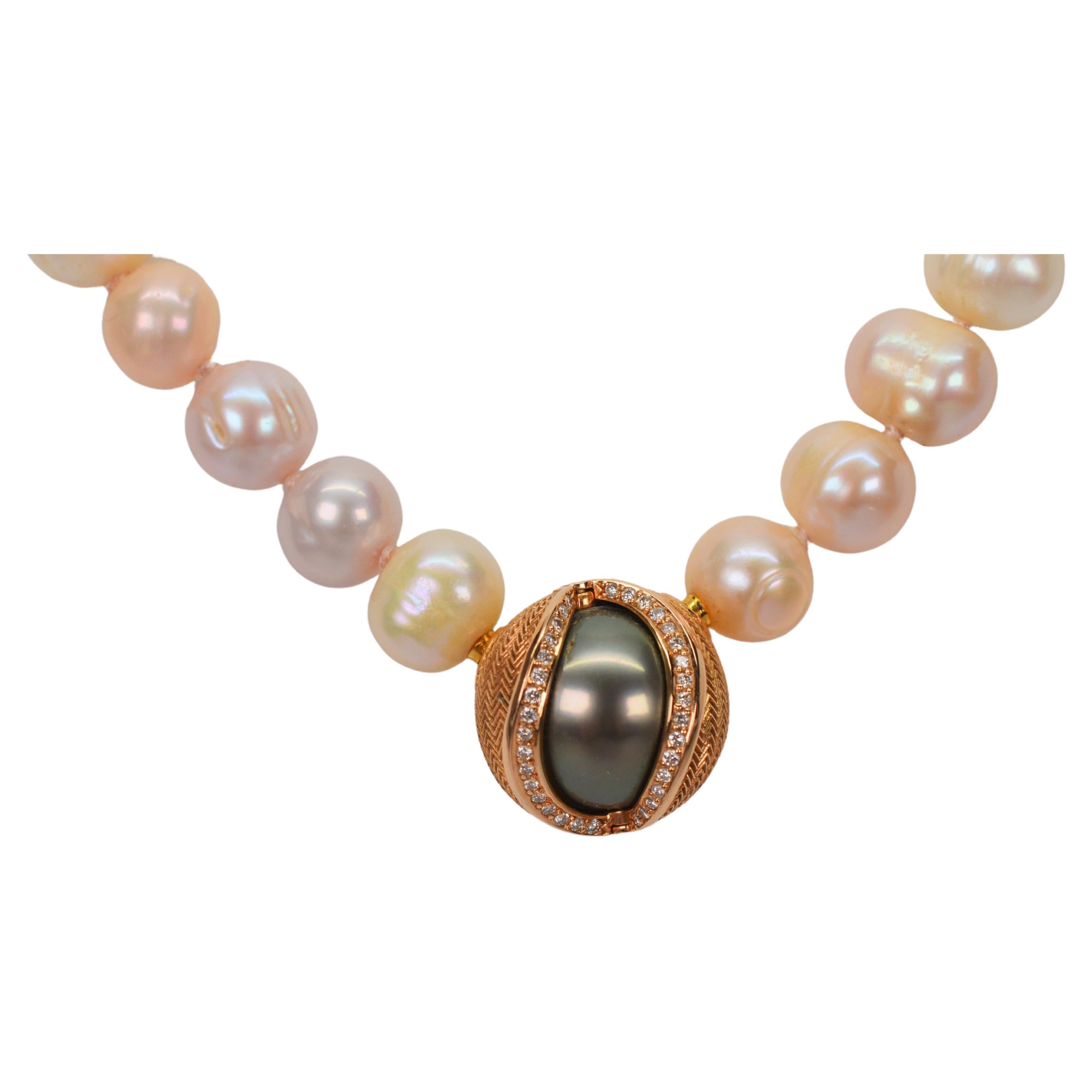Jorg Heinz 18 Karat Gold Diamant-Perlen-Halskette mit Mystery-Kugel- Magic-Anhänger