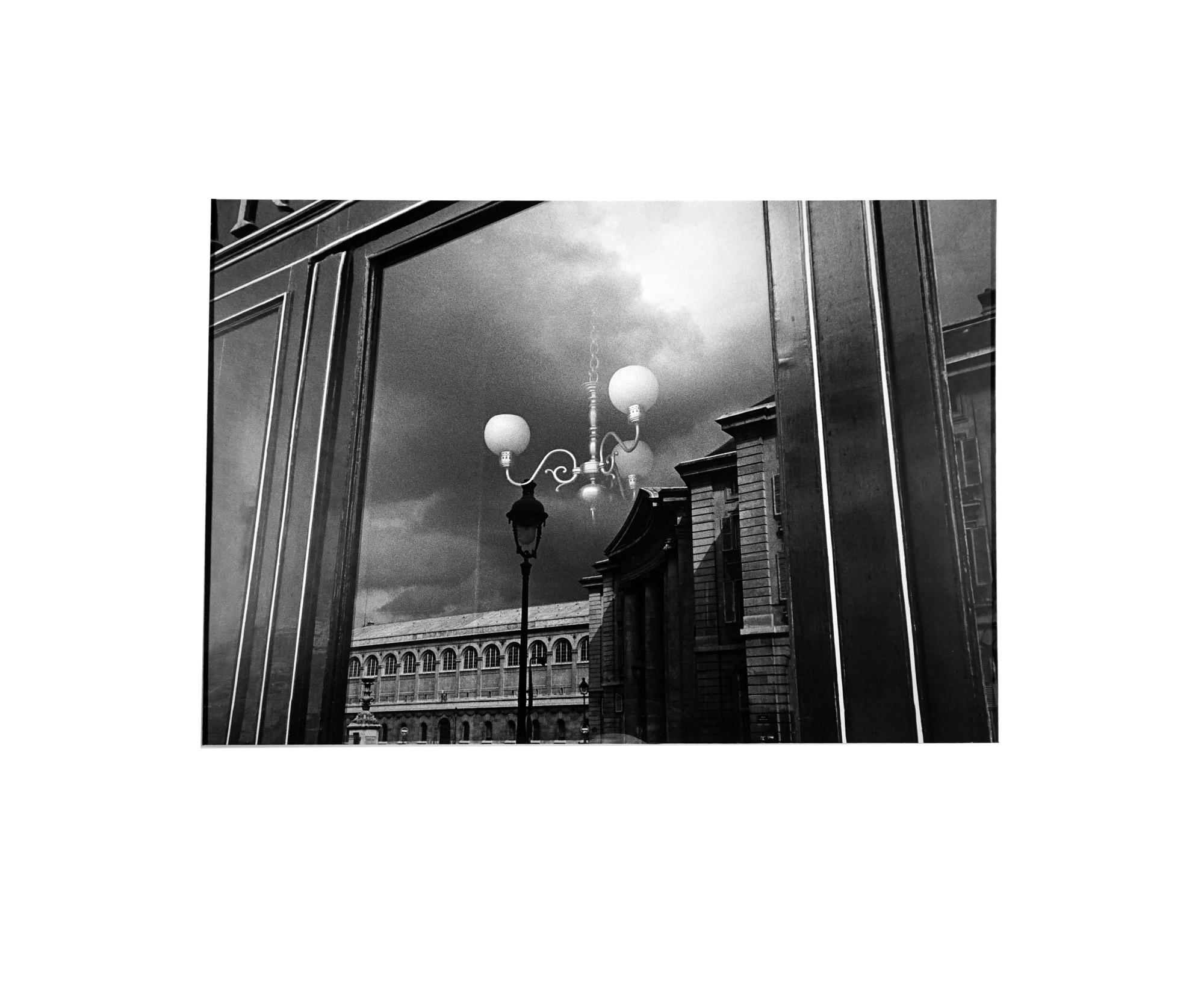 Au chic Parisien - Coffret Prestige n° 8 - Photographie minimaliste en noir et blanc - Noir Abstract Photograph par Jörg Krichbaum