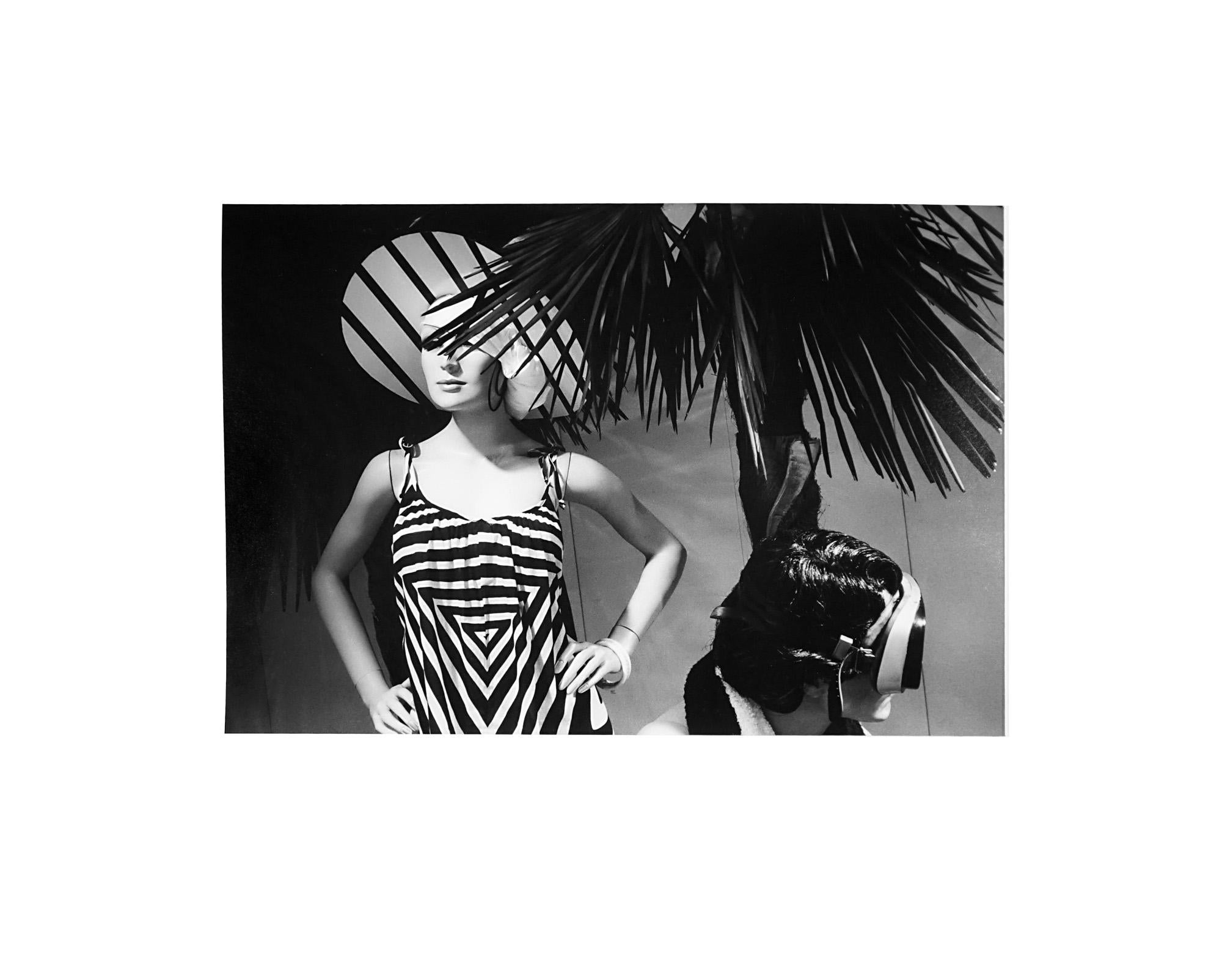 Au chic Parisien - Coffret Prestige # 8 - Minimalist Black & White Photography For Sale 3