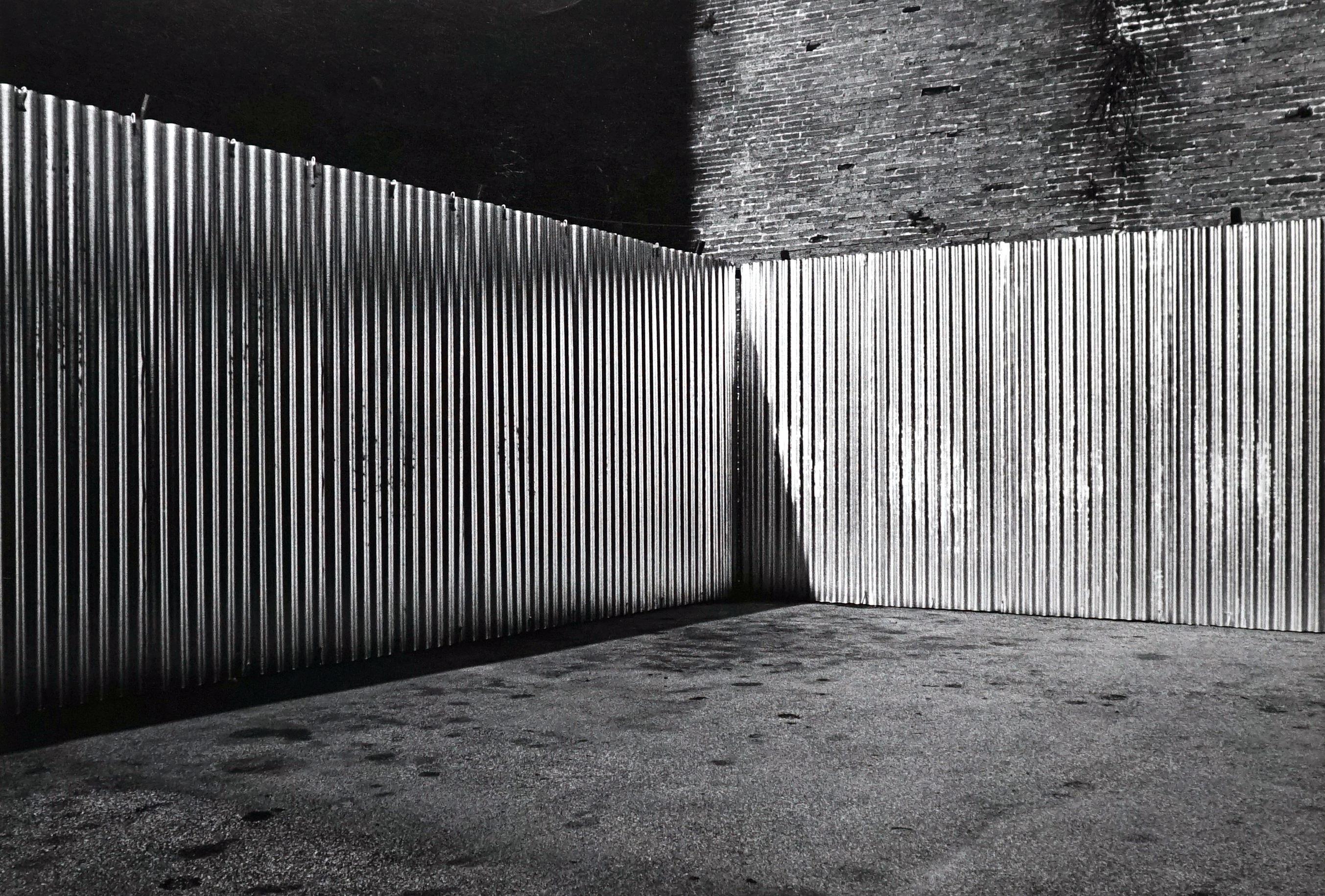 Black and White Photograph Jörg Krichbaum - Lines - Off-White # 1 - Florence - 1976 - Photographie minimaliste en noir et blanc