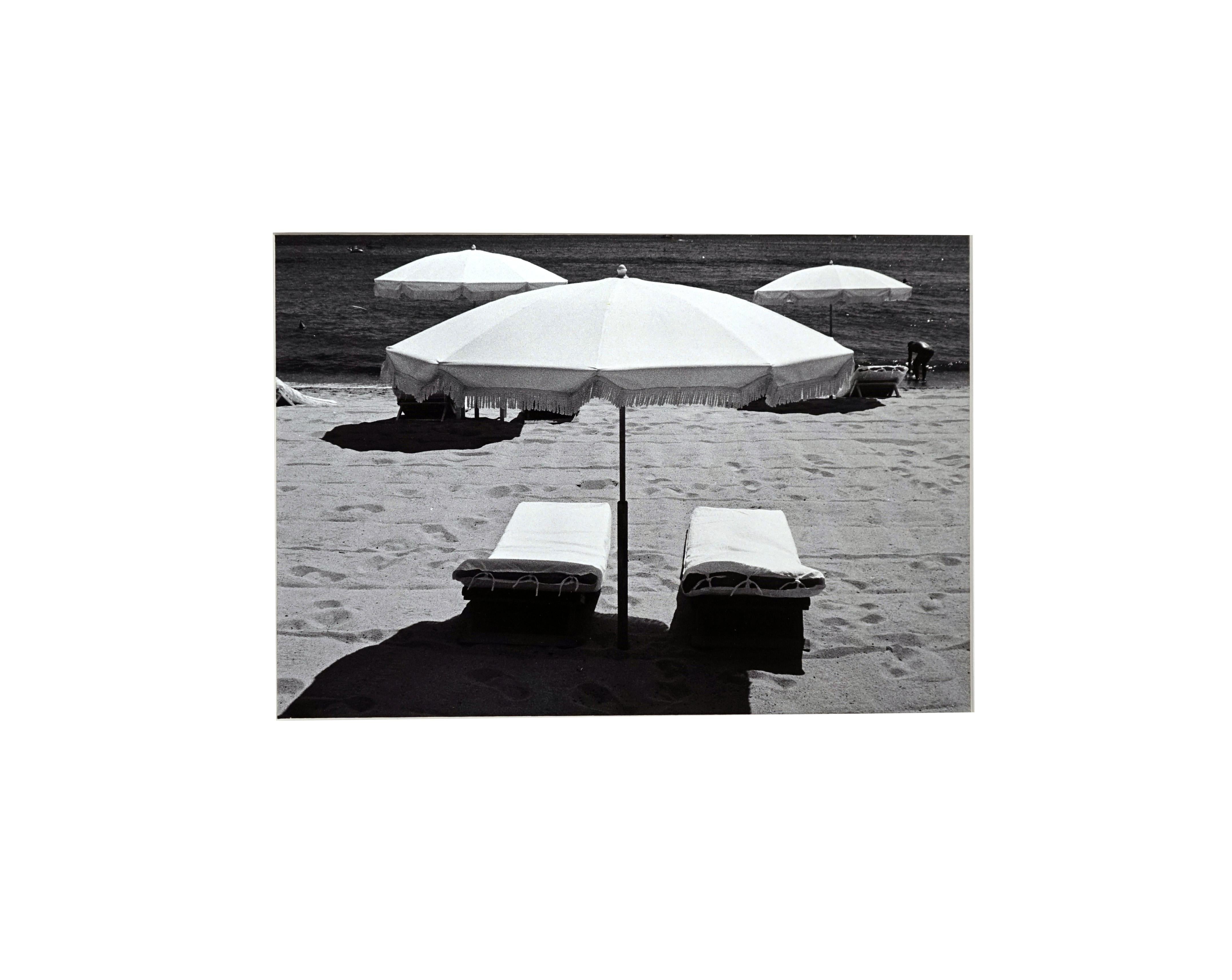 Rivages - Off-Print # 1 - St Tropez - Photographie minimaliste en noir et blanc - Gris Black and White Photograph par Jörg Krichbaum