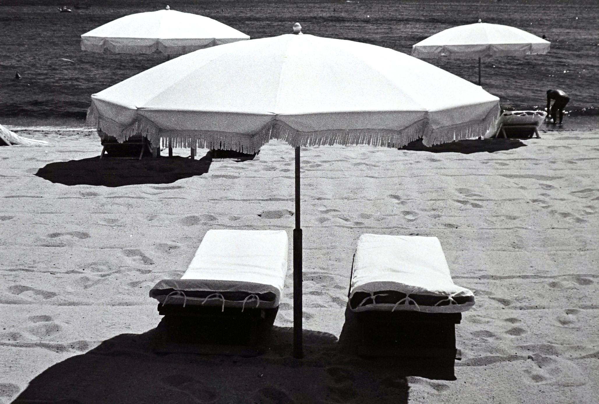 Abstract Photograph Jörg Krichbaum - Rivages - Off-Print # 1 -St Tropez - 1978 - Photographie minimaliste en noir et blanc