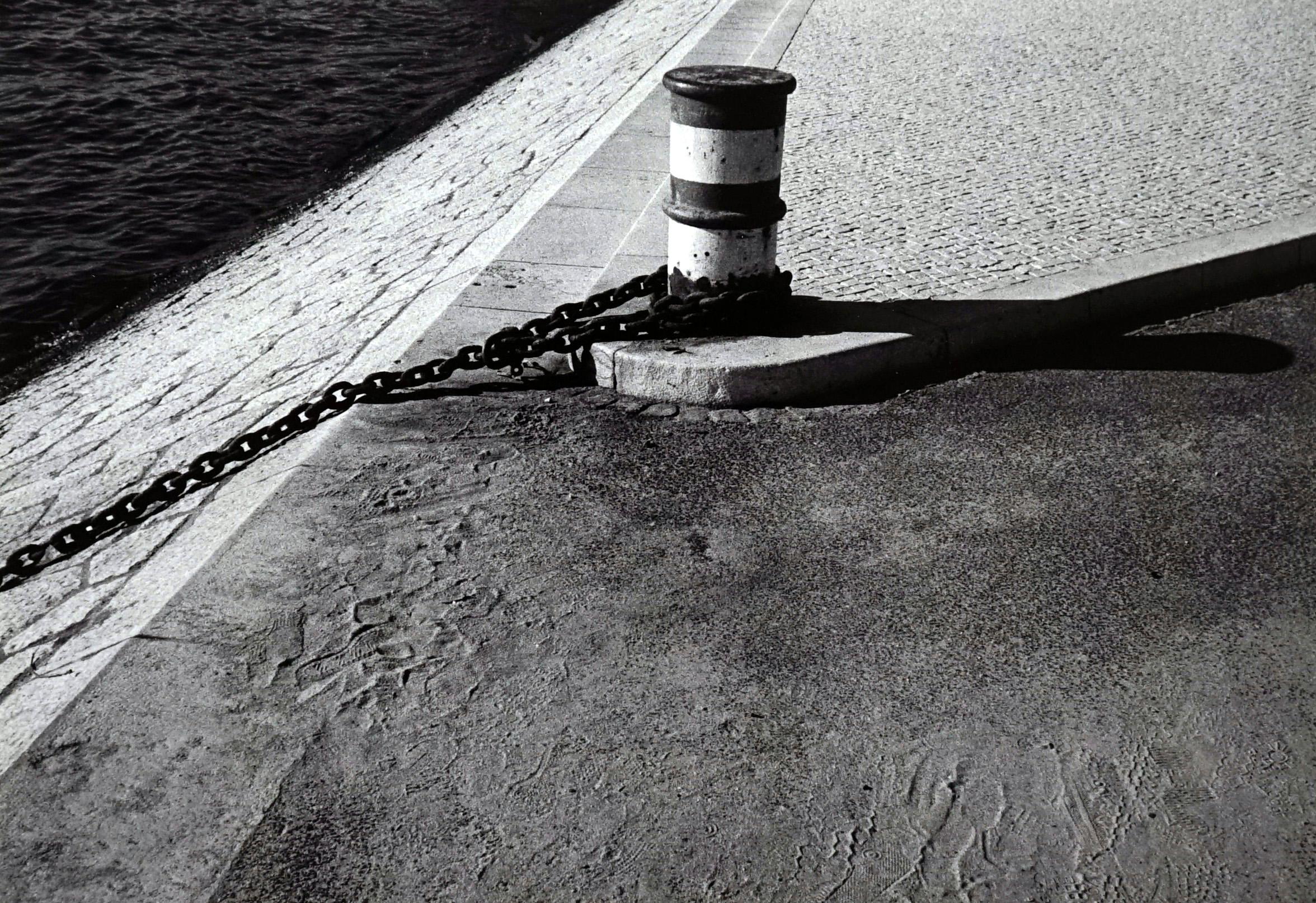 Abstract Photograph Jörg Krichbaum - Rivages - Off-White # 2 -Lisbonne - 1982 - Photographie minimaliste en noir et blanc