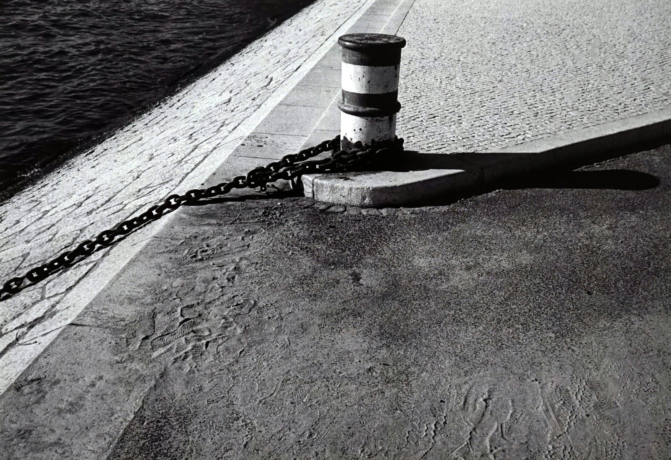 Black and White Photograph di Jörg Krichbaum - Rivages - Off-Print # 2 -Lisbona - 1982 - Fotografia minimalista in bianco e nero