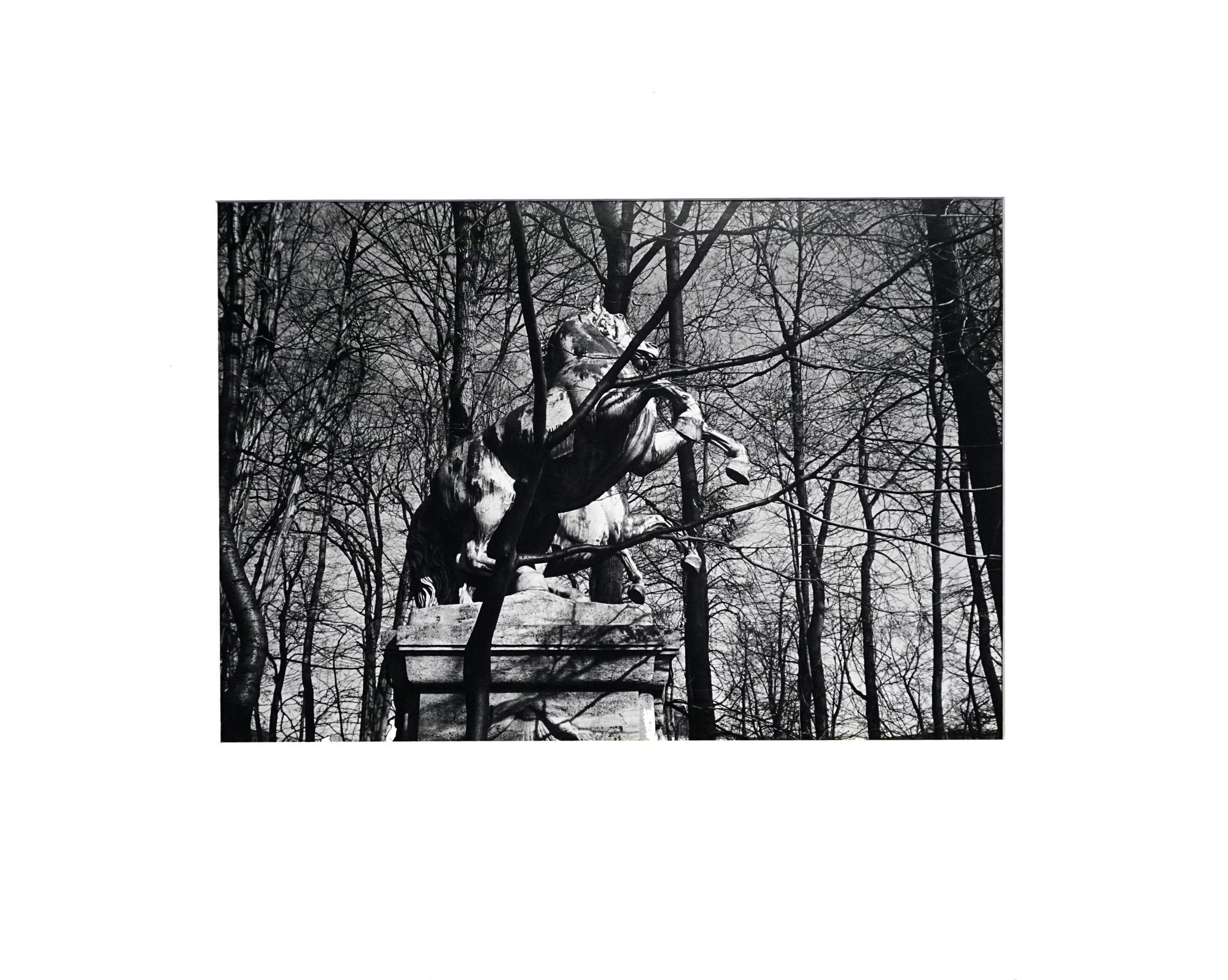Statuaren – Coffret Prestige # 7 – 1970-80, minimalistische Schwarz-Weiß-Fotografie – Photograph von Jörg Krichbaum
