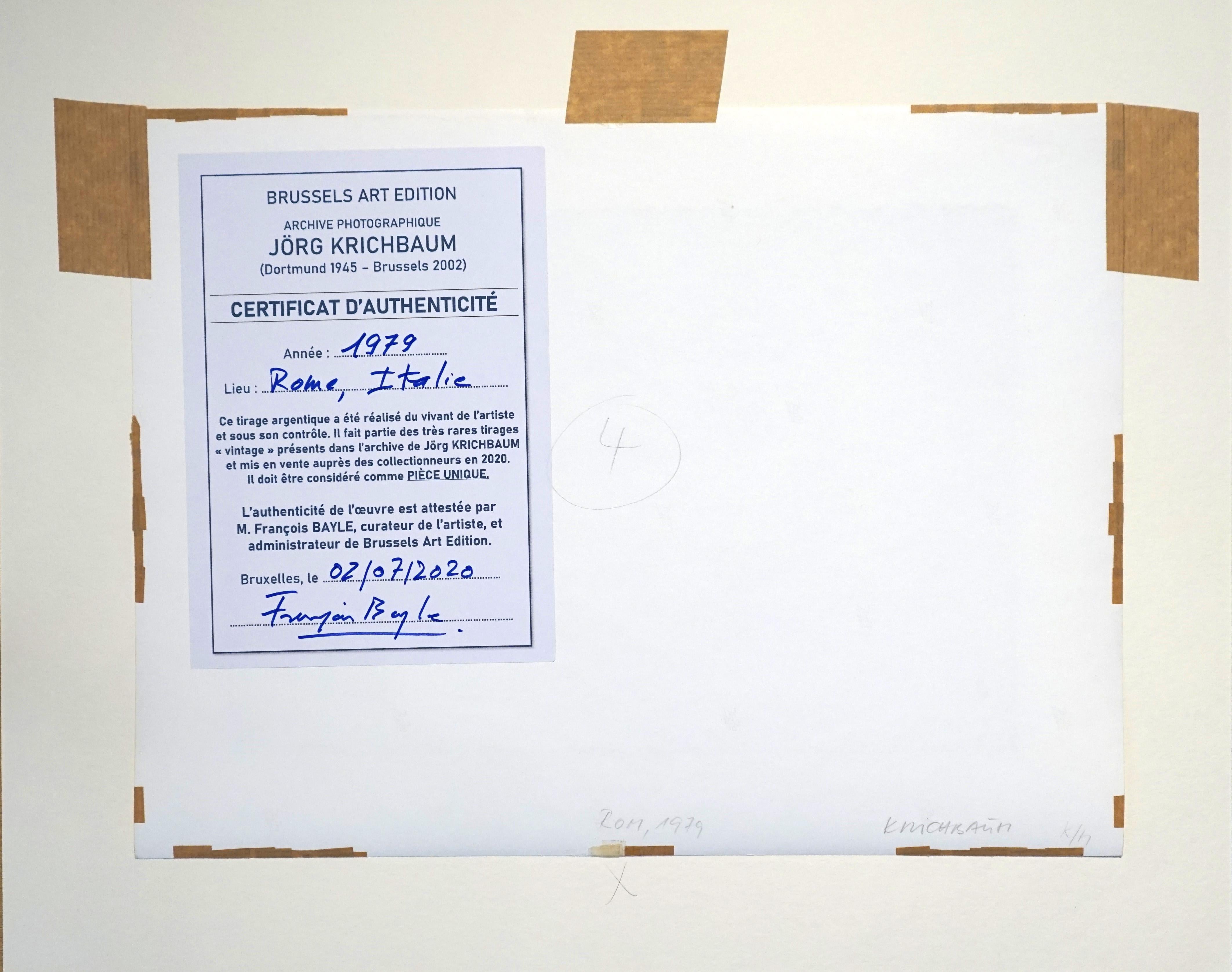 Kunstwerk in perfektem Zustand verkauft - Off-Print # 1 (Roma 1979) aus dem Portfolio Statuary (Coffret Prestige # 7)
Dies ist eine minimalistische Rahmung und Präsentation des Kunstwerks:
Der Fine Art Druck auf Barytpapier ist auf eine 2mm starke