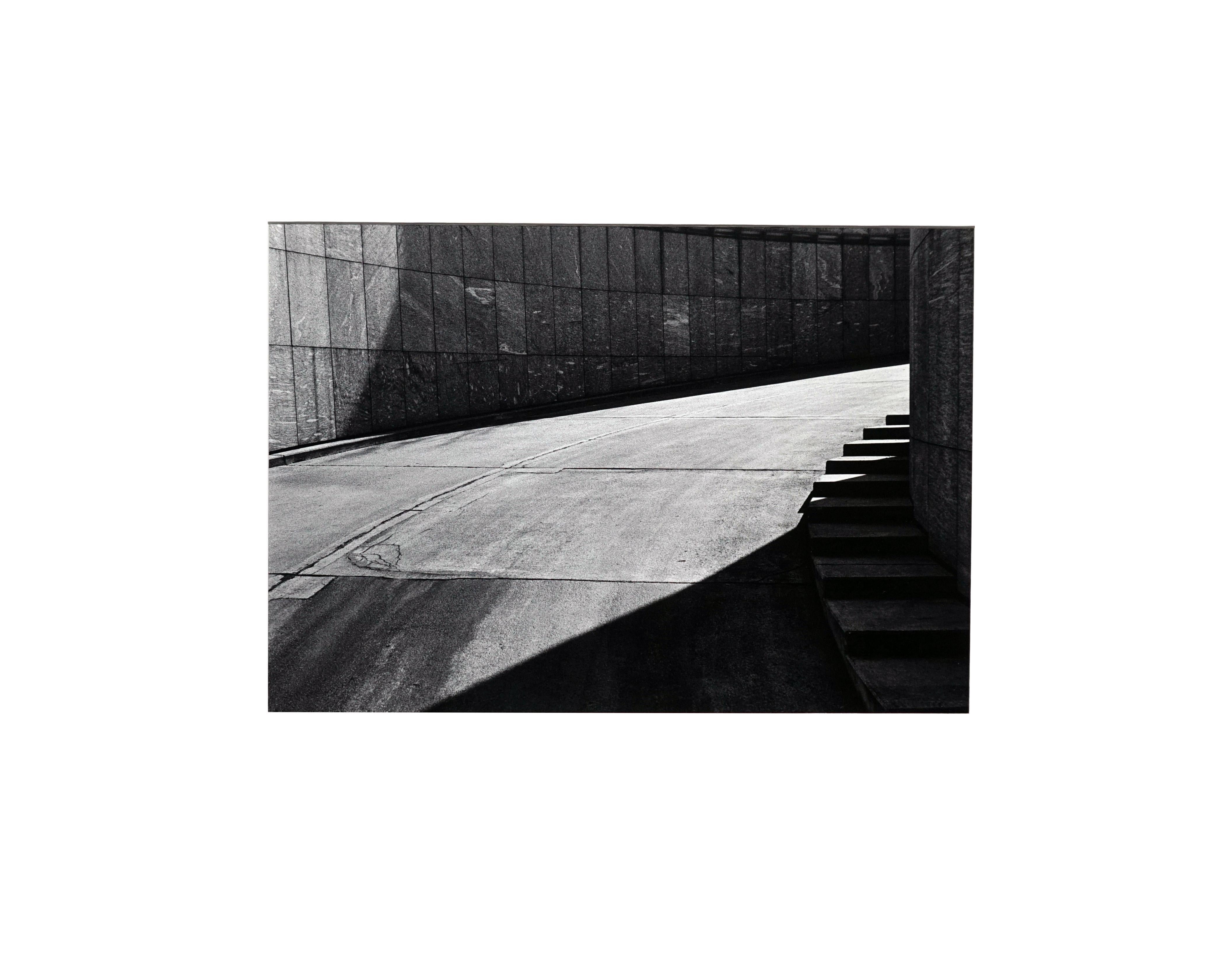 Step by Step - Off-Print # 2 - 1979 - Photographie minimaliste en noir et blanc - Noir Black and White Photograph par Jörg Krichbaum