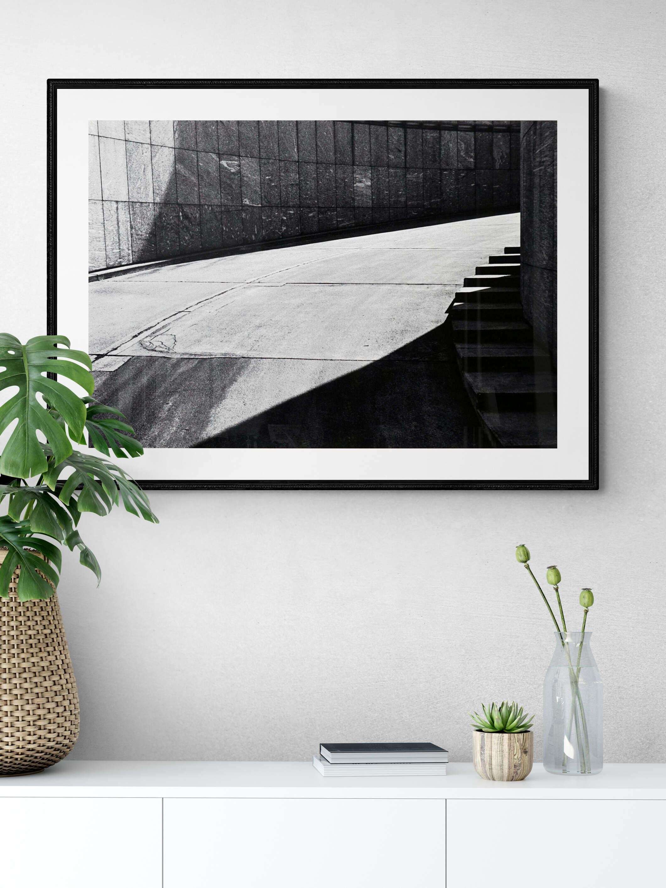 Passo dopo passo - Off-Print # 2 - 1979 - Fotografia minimalista in bianco e nero in vendita 1