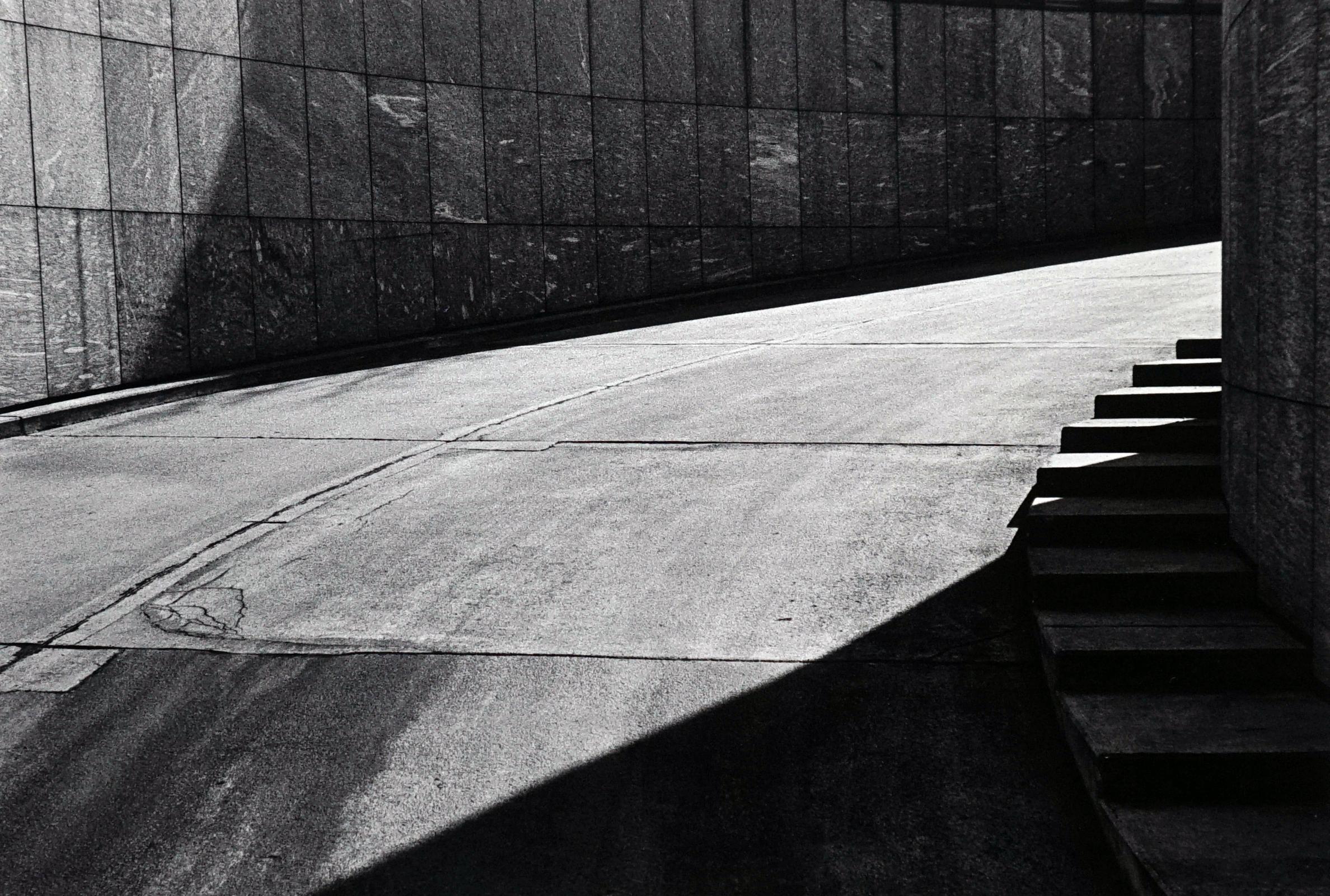 Black and White Photograph di Jörg Krichbaum - Passo dopo passo - Off-Print # 2 - 1979 - Fotografia minimalista in bianco e nero