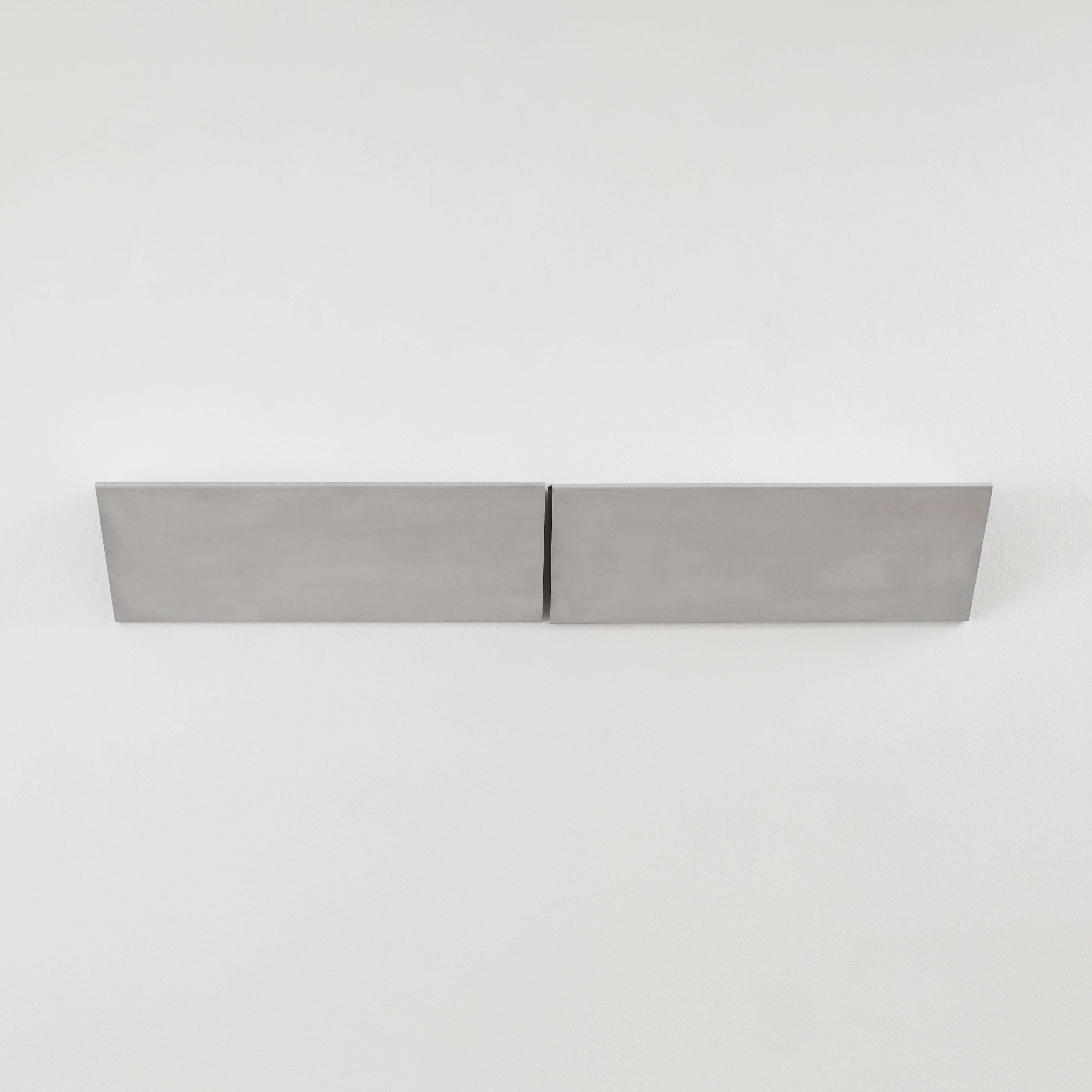 Der deutsche Designer Jörg Schellmann verzichtet auf die Konventionen des Möbeldesigns und entwirft stattdessen robuste Stücke, die eher in industriellen oder gewerblichen Räumen zu Hause wären. Dazu gehört sein Split Shelf, das aus einem kantigen