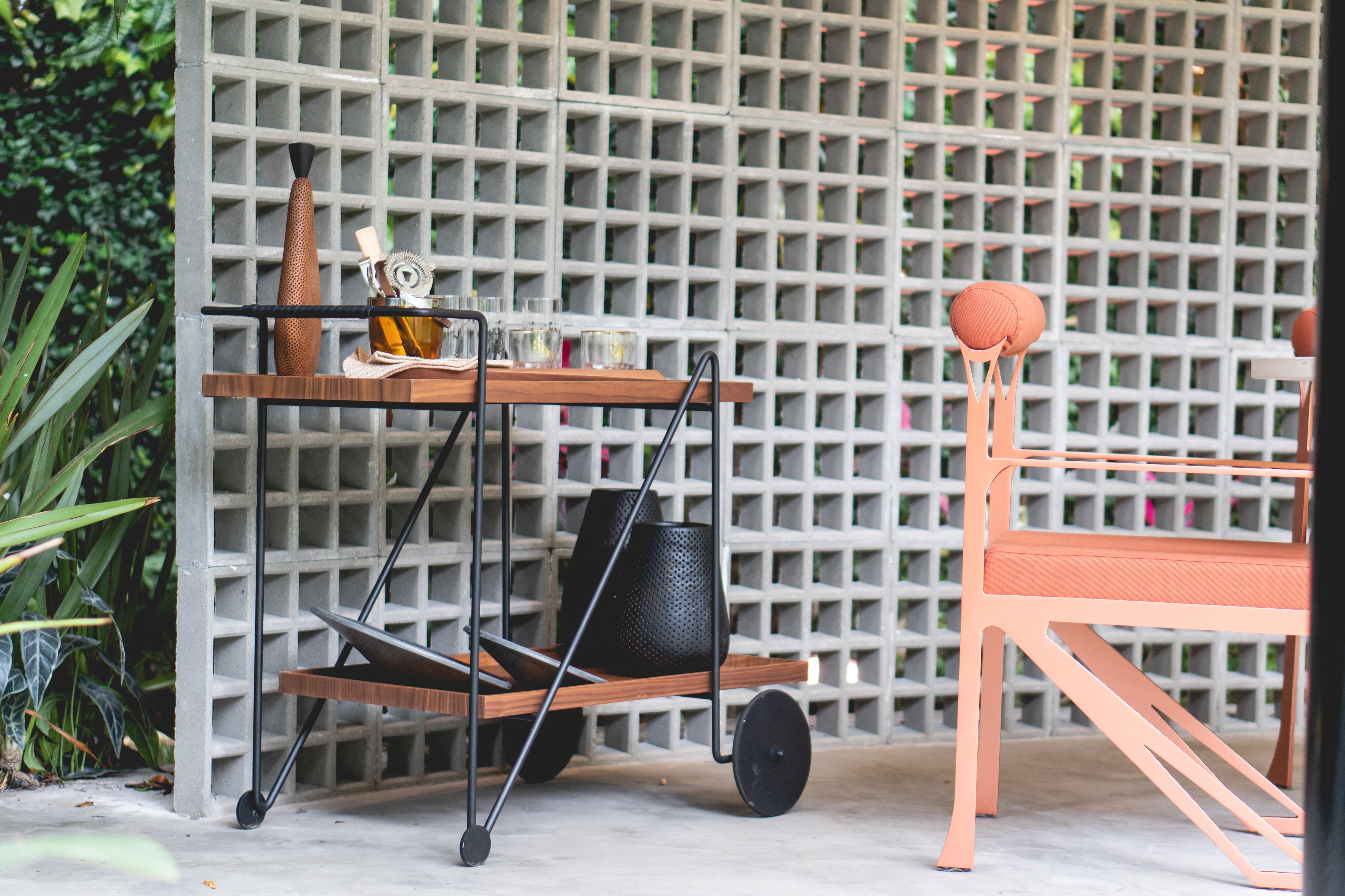 Fidèle à son enthousiasme pour le mouvement moderniste, Alessandra Delgado s'est inspirée de la vision architecturale intemporelle de Jorge Zalszupin pour créer le chariot de bar.  