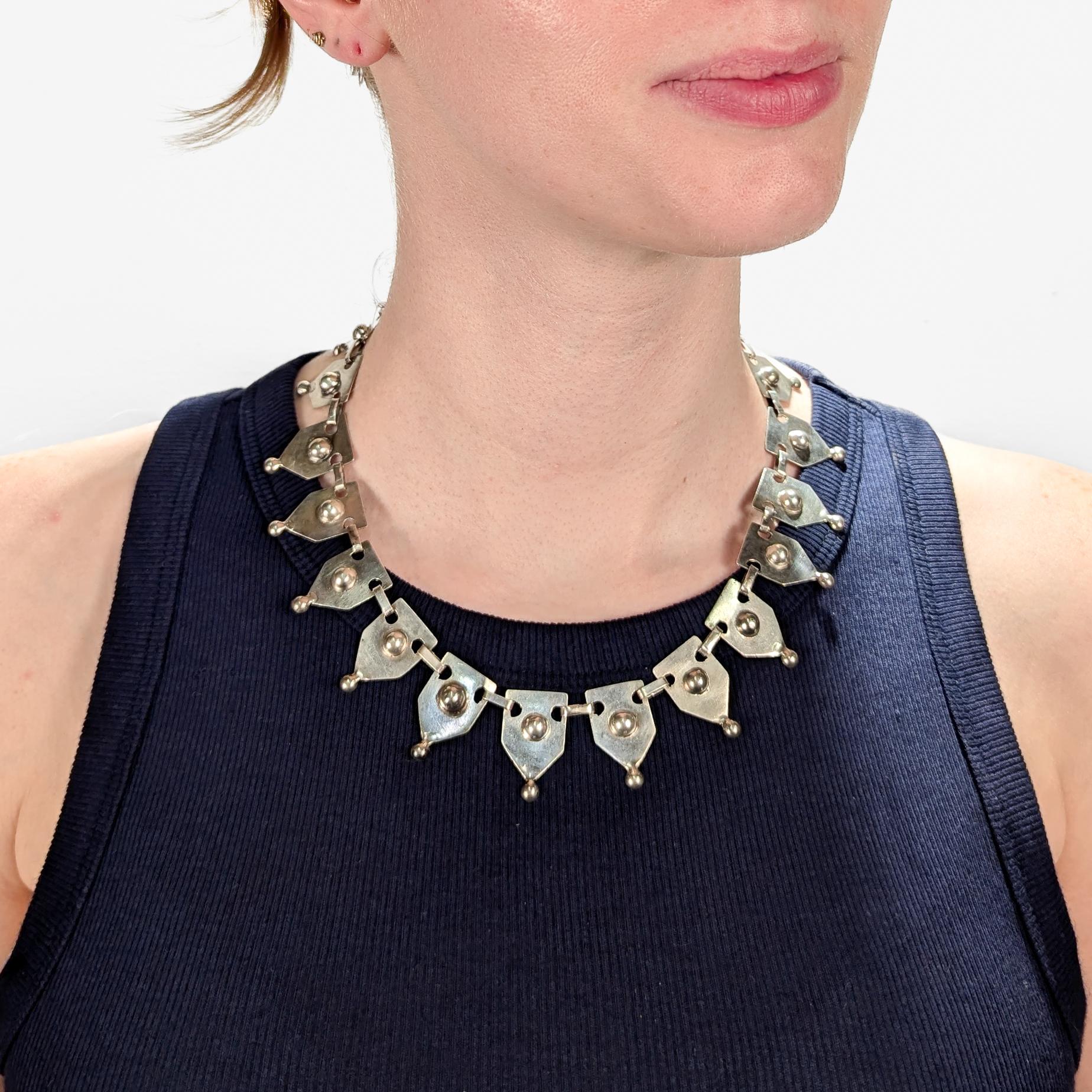 Una raffinata collana di collier a ventaglio in argento dei primi anni del Messico.

Attribuito a Chato Castillo.

In quello che abbiamo visto essere il suo modello 