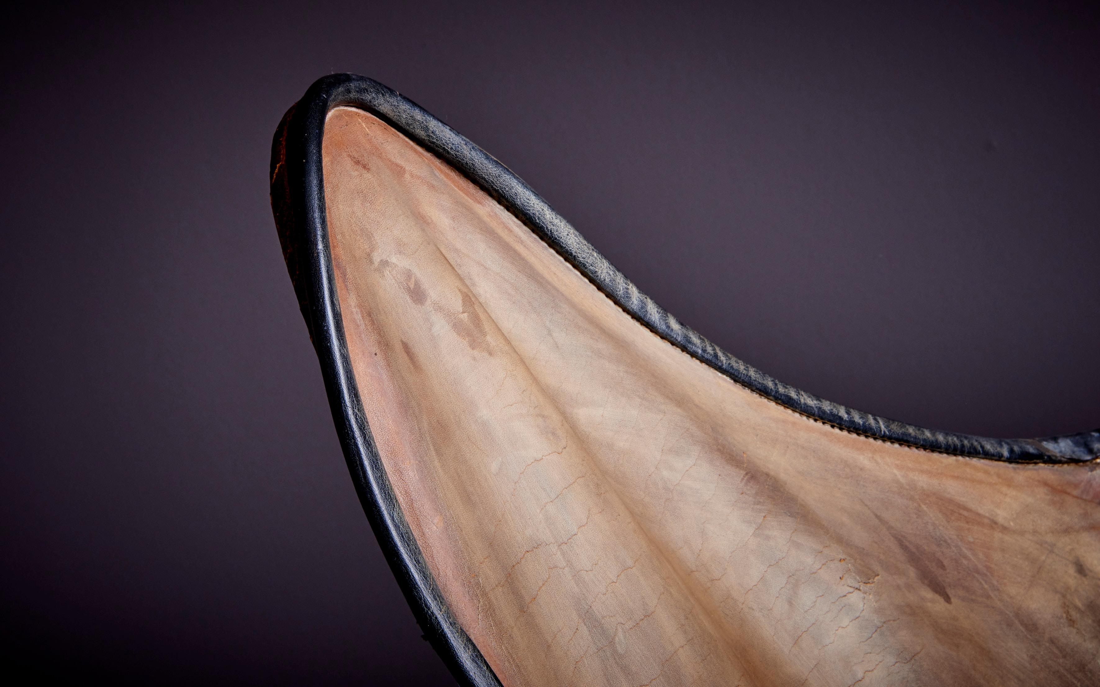 Nous avons un autre modèle de la chaise papillon en cuir marron clair. 
 
La chaise papillon, également connue sous le nom de chaise BKF ou de chaise Hardoy, est une chaise pliante au design simple mais élégant. La chaise se compose d'une structure