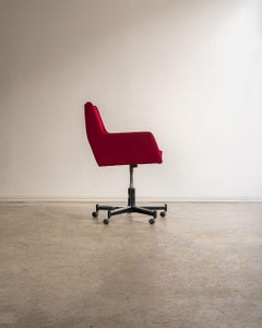 Fauteuil de bureau pivotant Jorge Jabour Mauad en fer et tissu rouge, Cantù, années 1960