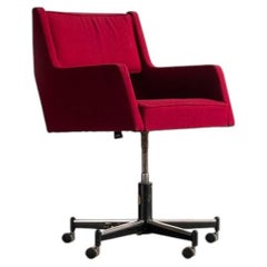 Fauteuil de bureau pivotant Jorge Jabour Mauad en fer et tissu rouge, Cantù, années 1960