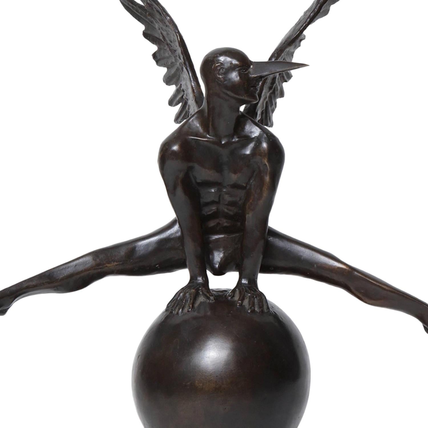 Diese Bronzeskulptur des berühmten mexikanischen Künstlers Jorge Marín veranschaulicht seine charakteristischen Themen wie Gleichgewicht, Flug und mythische Männlichkeit. Eine muskulöse, geflügelte männliche Figur thront mit eleganter Kraft auf