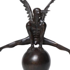 Jorge Marín "Icaro" Bronzefigur auf einem Ball mit Karnevalsmaske (signiert)