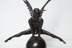 Figure sur une boule avec masque de carnaval en bronze signé Jorge Marin