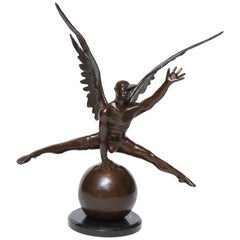 Figure sur une boule avec masque de carnaval en bronze signé Jorge Marin