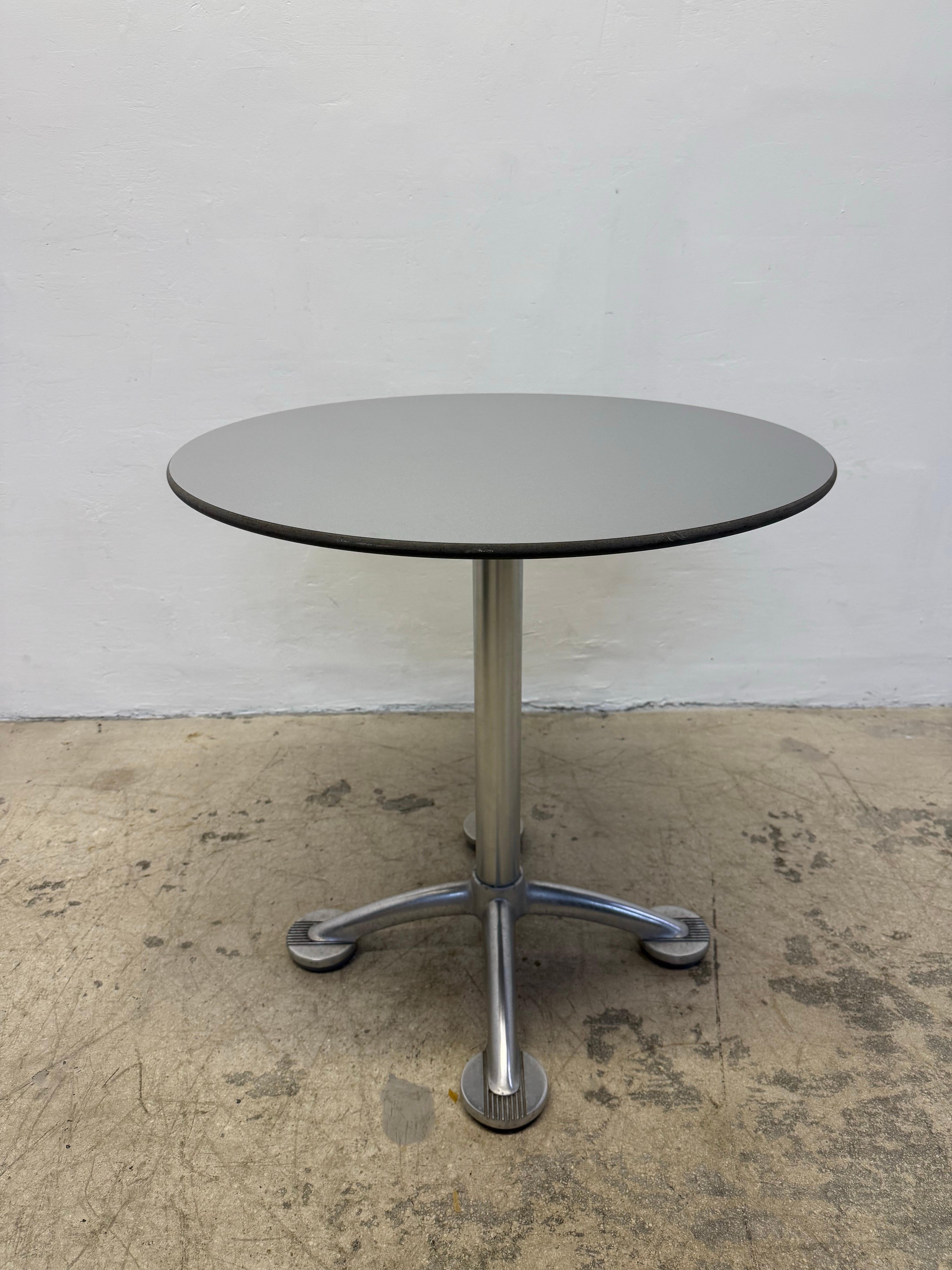 Table de salle à manger bistro Amat-3 avec base en aluminium et plateau en stratifié gris par Jeorge Pensi pour Knoll. 