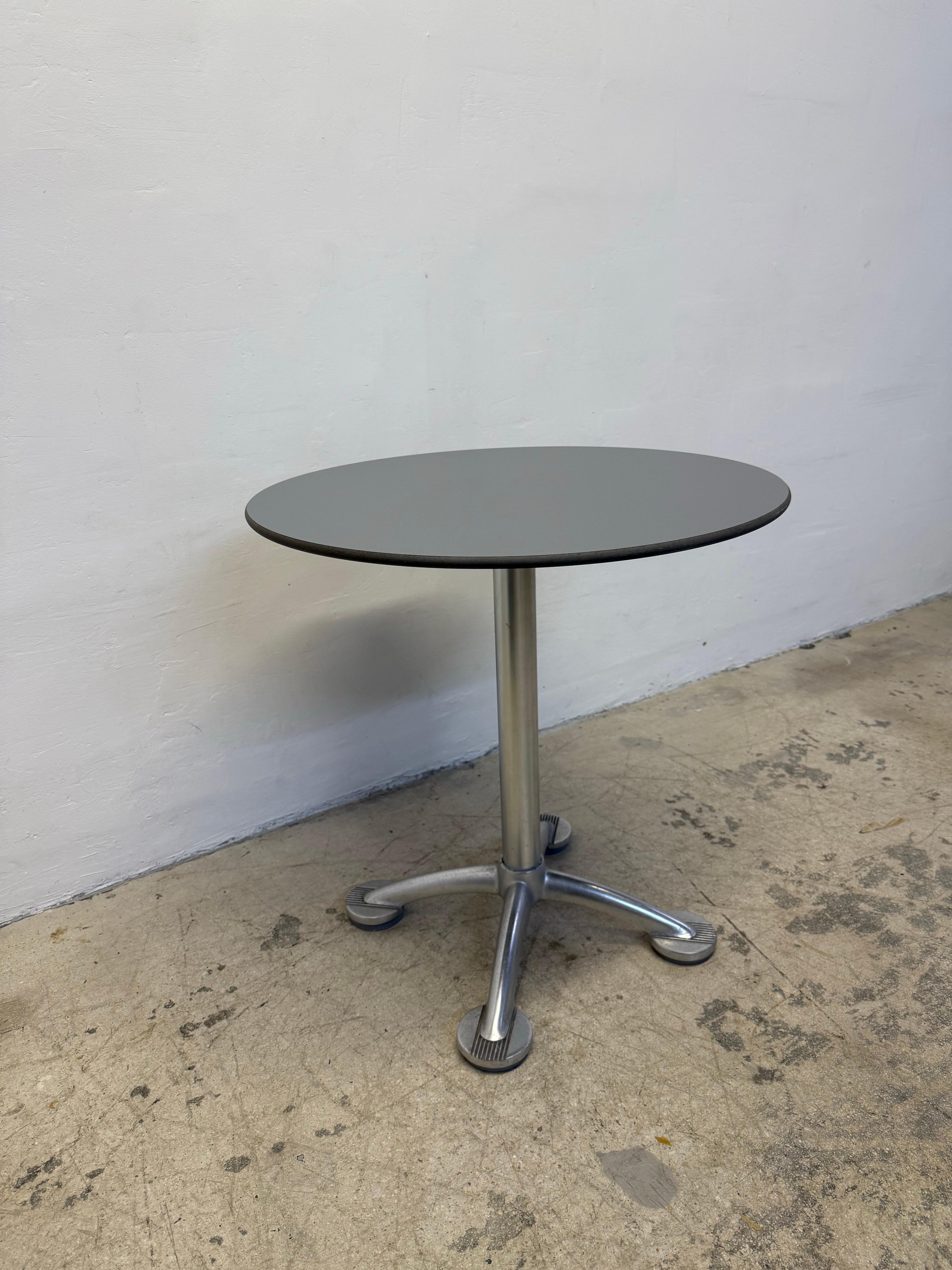 Moderne Table de bar Jorge Pensi Amat 3 en aluminium avec plateau en stratifié pour Knoll, années 2000 en vente