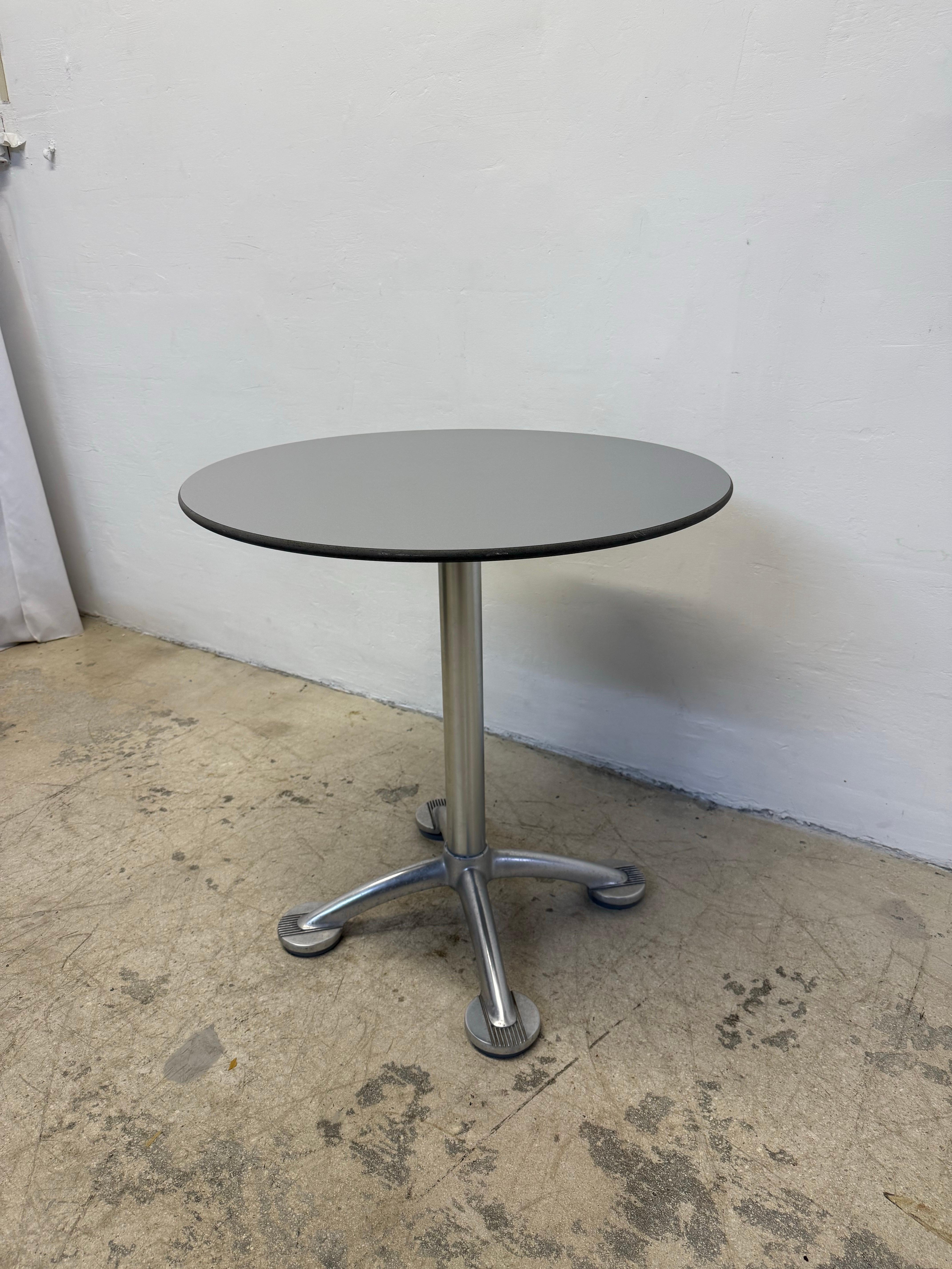 Espagnol Table de bar Jorge Pensi Amat 3 en aluminium avec plateau en stratifié pour Knoll, années 2000 en vente
