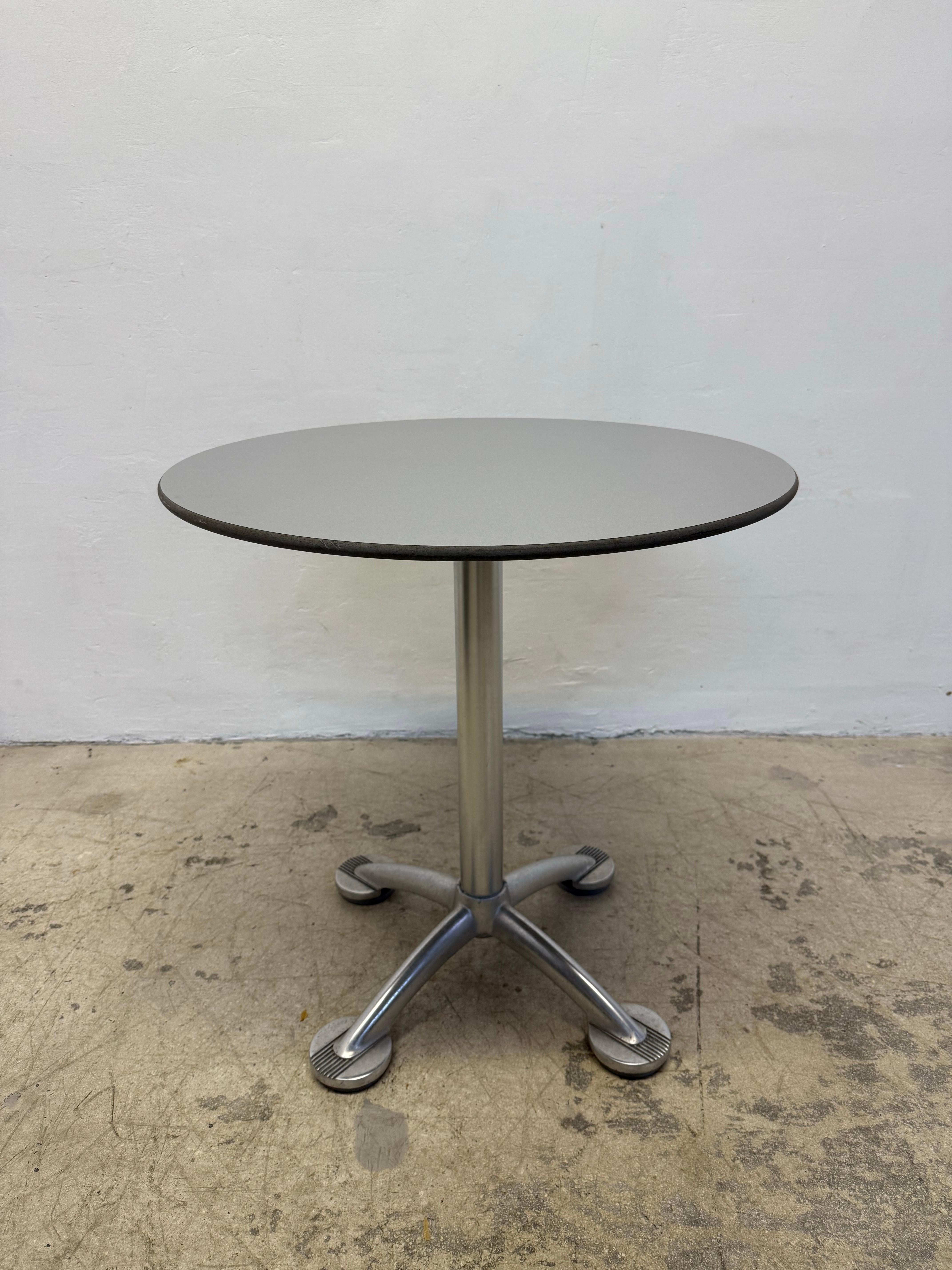 Table de bar Jorge Pensi Amat 3 en aluminium avec plateau en stratifié pour Knoll, années 2000 Bon état - En vente à Miami, FL