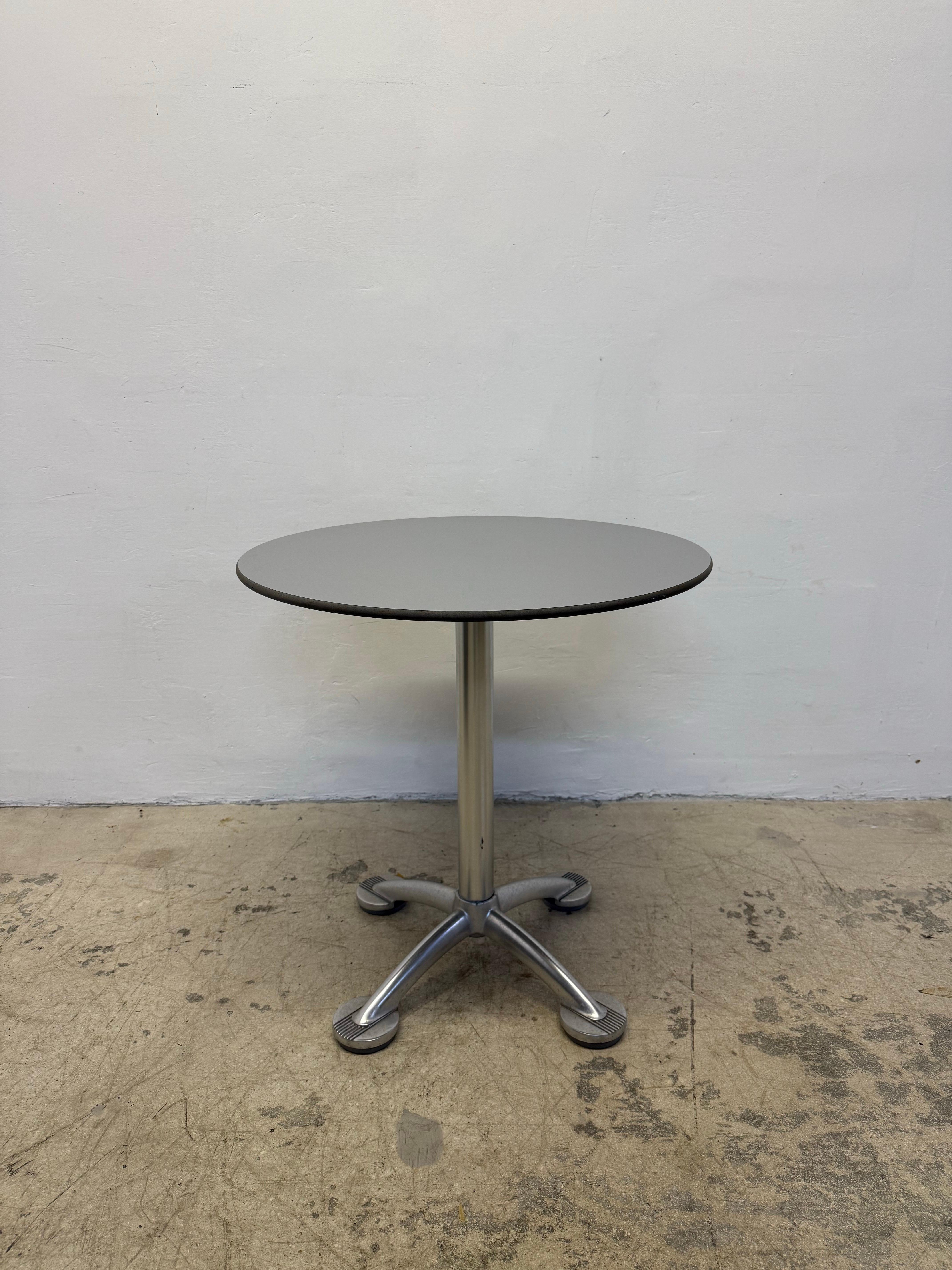 XXIe siècle et contemporain Table de bar Jorge Pensi Amat 3 en aluminium avec plateau en stratifié pour Knoll, années 2000 en vente