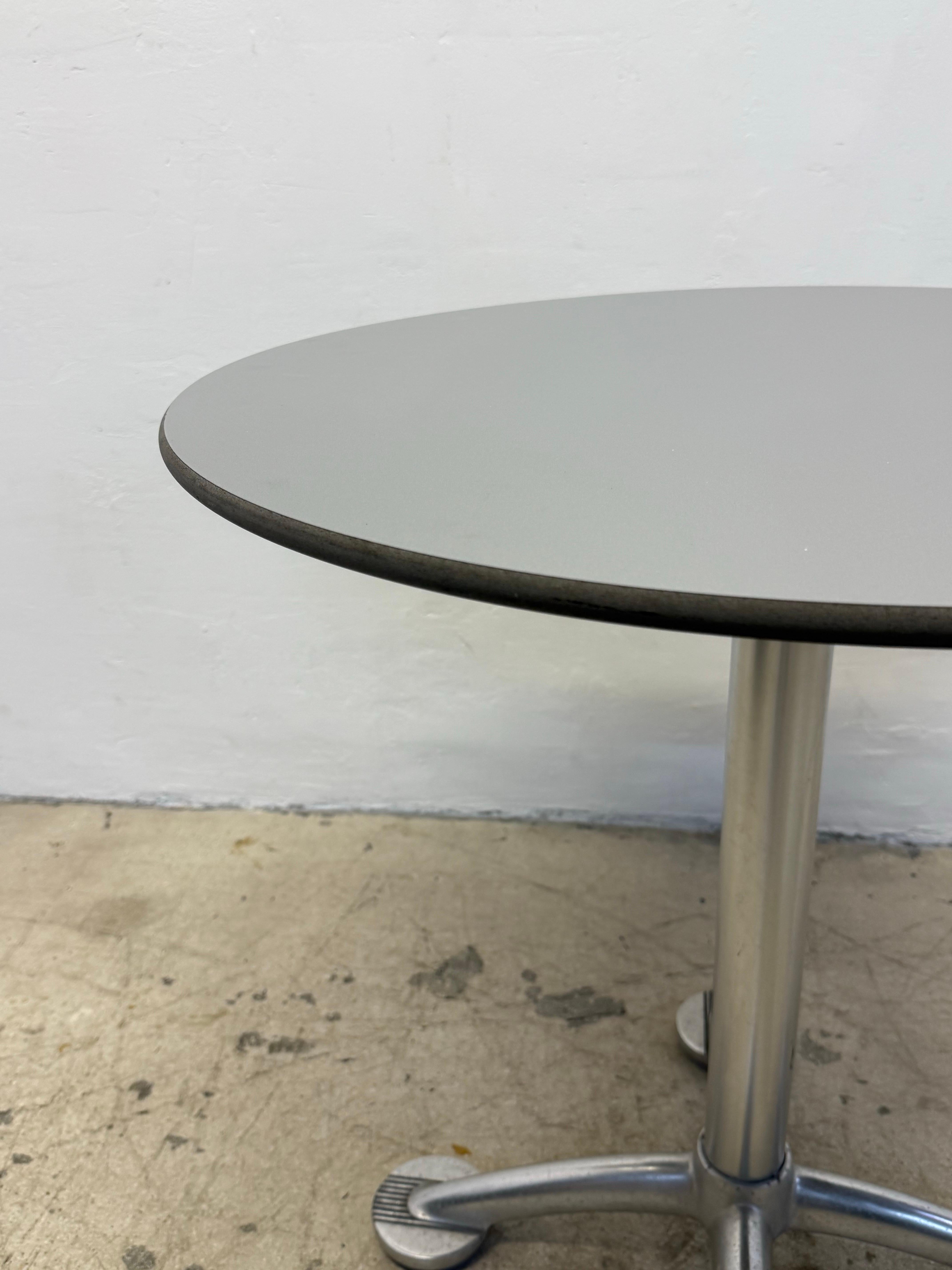 Aluminium Table de bar Jorge Pensi Amat 3 en aluminium avec plateau en stratifié pour Knoll, années 2000 en vente