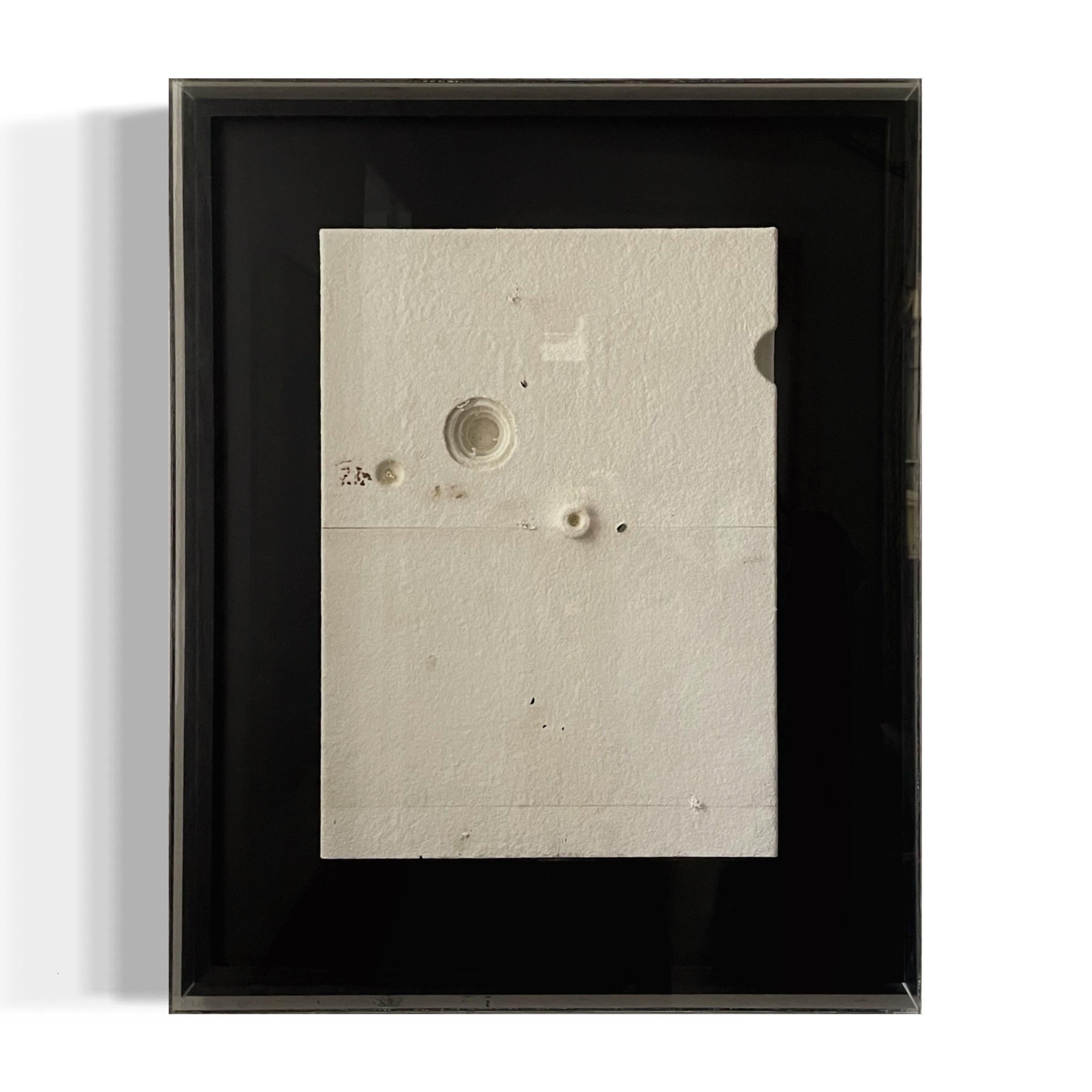 The refined and ingenious artistic search of the Spaniard Jorge Usán, born in 1979, masterfully presented as a material anthology of sulphurous abstractions strictly free of artifice, composed of carved wood covered with fibers, acrylic and mixed