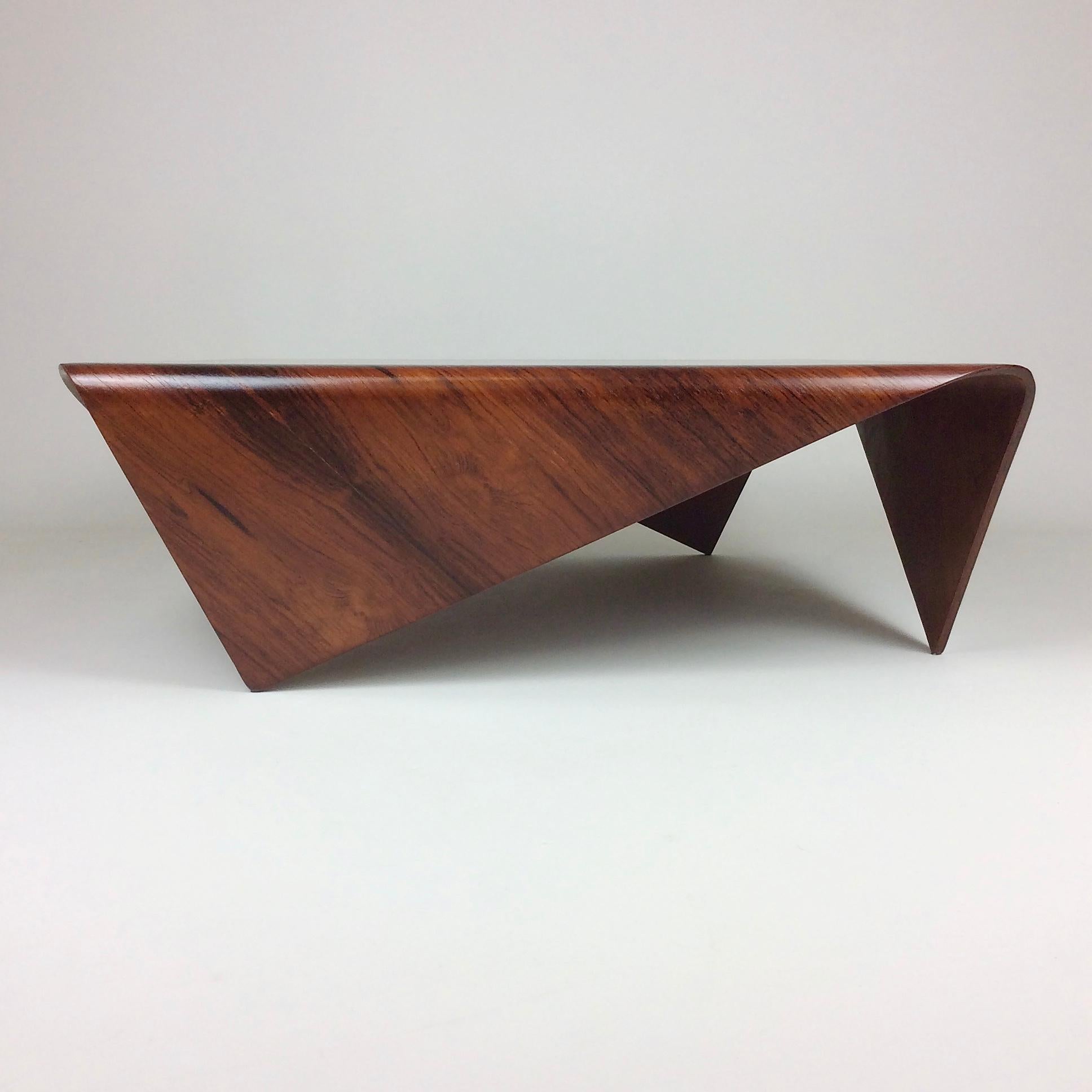 Nice Jorge Zalszupin vintage coffee table, square Andorinha model for L' Atelier, circa 1960, Brazil.
Beautiful plywood work. 
Dimensions: 80 cm W, 80 cm D, 27 cm H.
Good condition, professional refinishing in respect of the object.
All purchases