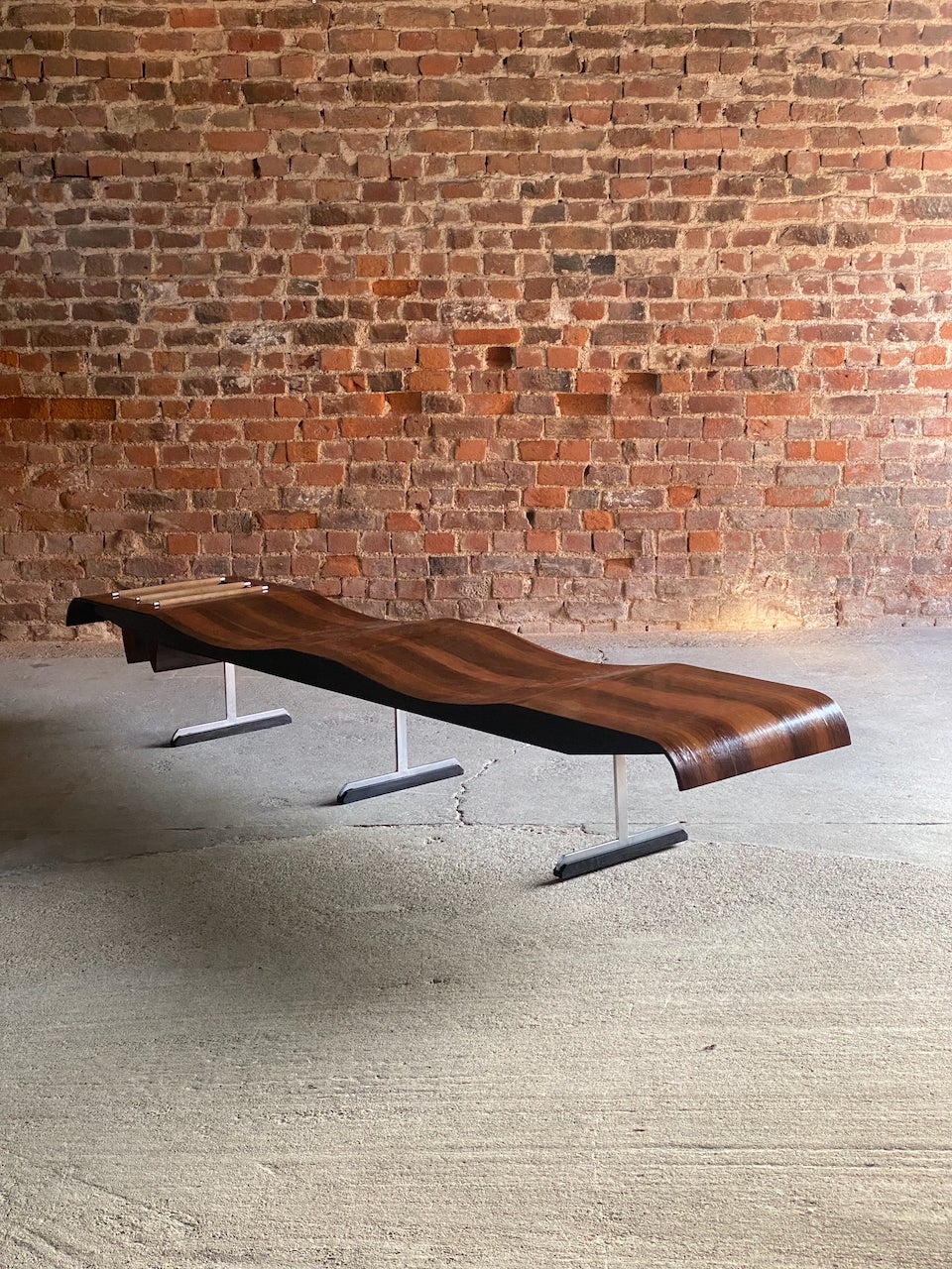Jorge Zalszupin banco onda bench circa 1960s

Mid century Brazilian Modern Jorge Zalszupin ‘Banco Onda’ Bench circa 1960s, the Onda (literally meaning wave) showcases some of the finest characteristics of the designer's greatest works, with the