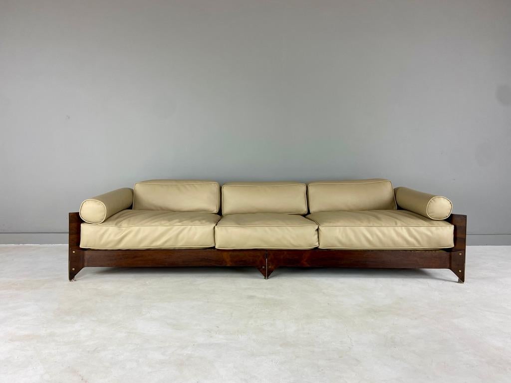 Brasiliana sofá by Jorge Zalszupin in jacarandá. Wood shows time patina as supposed. Amazing condition. The upholstery was generic made, can be redone by client desire. All original: screws, metal parts and wood structure. 
Beautiful and important