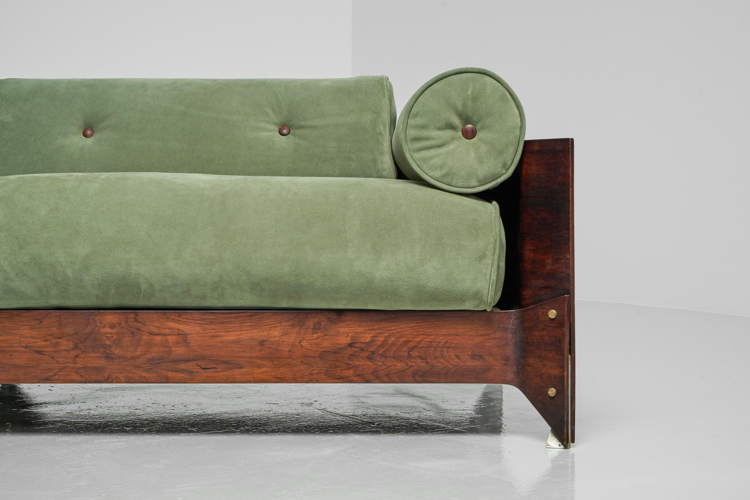A beautiful and sophisticated so called ‘Brasiliana’ sofa designed by Jorge Zalszupin and manufactured by his own company L’Atelier, Brazil 1959. With its thin frame and large cushions, the Sofá e Poltrona Brasiliana or Brasiliana sofa has a very