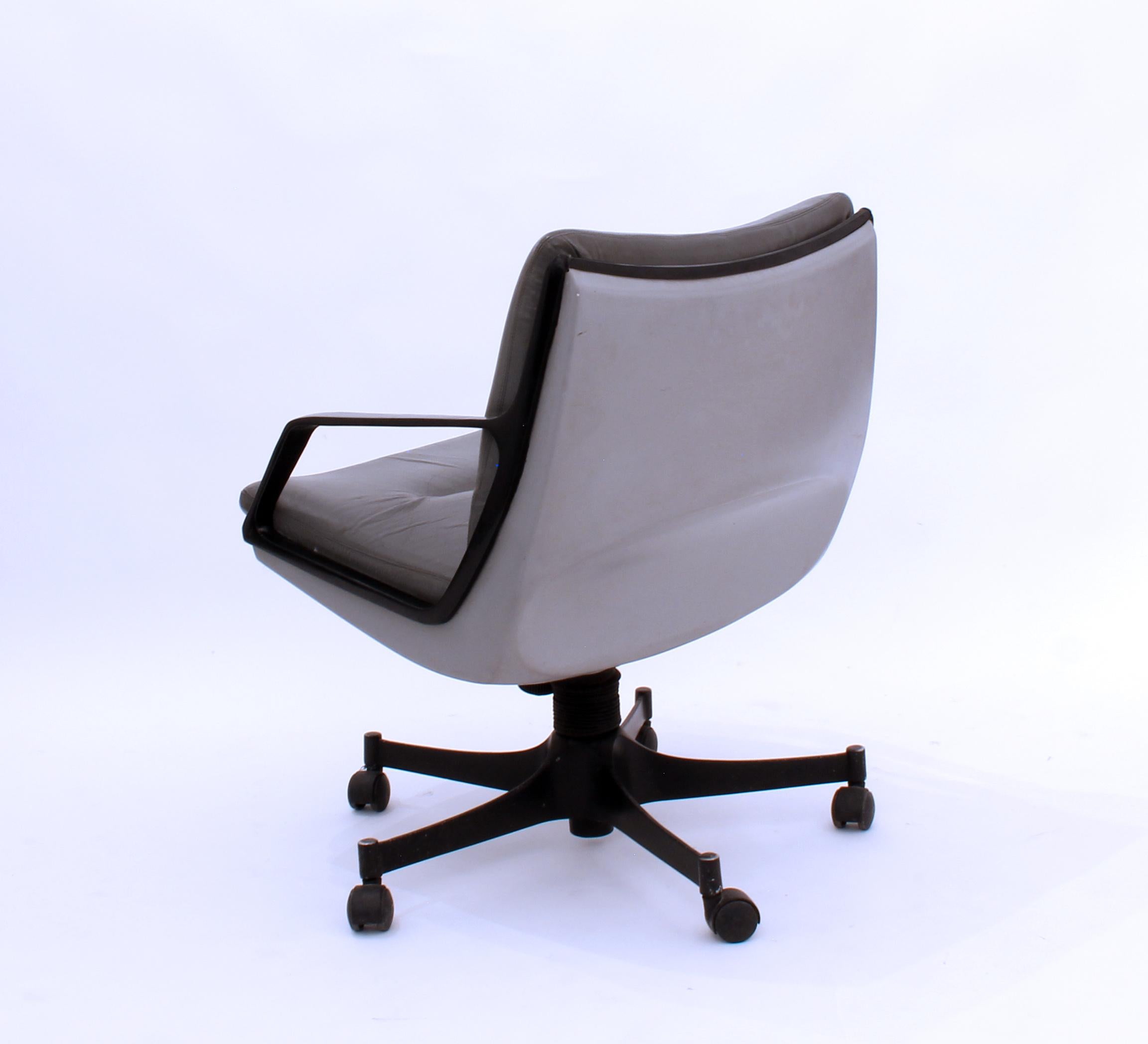 Handsome vintage Commander Chair designed by Brazilian master Jorge Zalsuzpin. Features a rare gray color way with leather, fiberglass, and aluminum materials. 