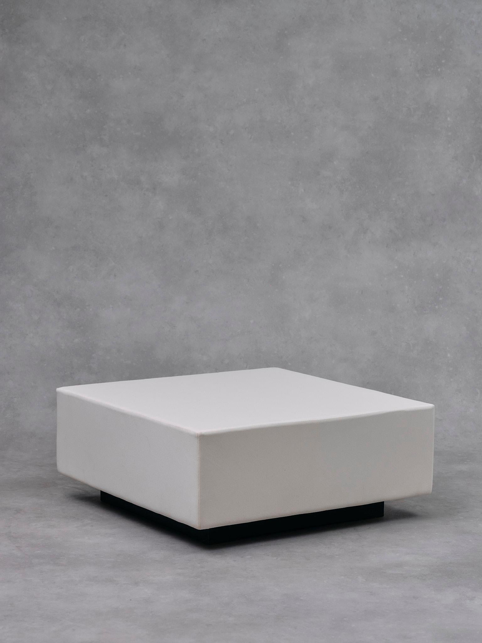Jorge Zalszupin
Mesa baja 'Cubo
Tapicería de lana
Con etiqueta original del fabricante
Brasil, década de 1970