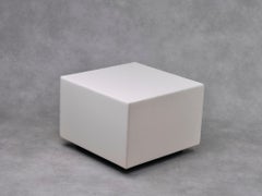 Jorge Zalszupin, Mesa auxiliar "Cubo", Brasil, años 70, Lana color hueso