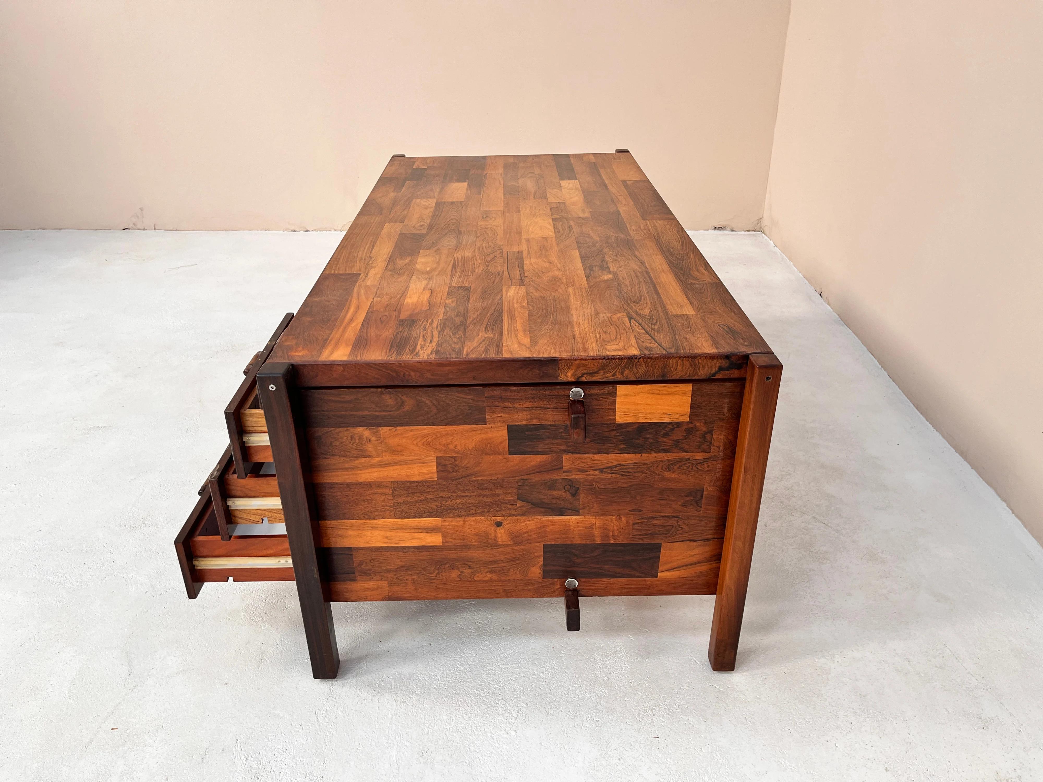 Avec ses surfaces en placage de bois de rose et en cuir, ce bureau respire le luxe. Le cadre lui-même est fabriqué en bois massif, ce qui garantit sa durabilité et sa stabilité.

Sur les côtés du bureau, les tiroirs offrent de nombreuses