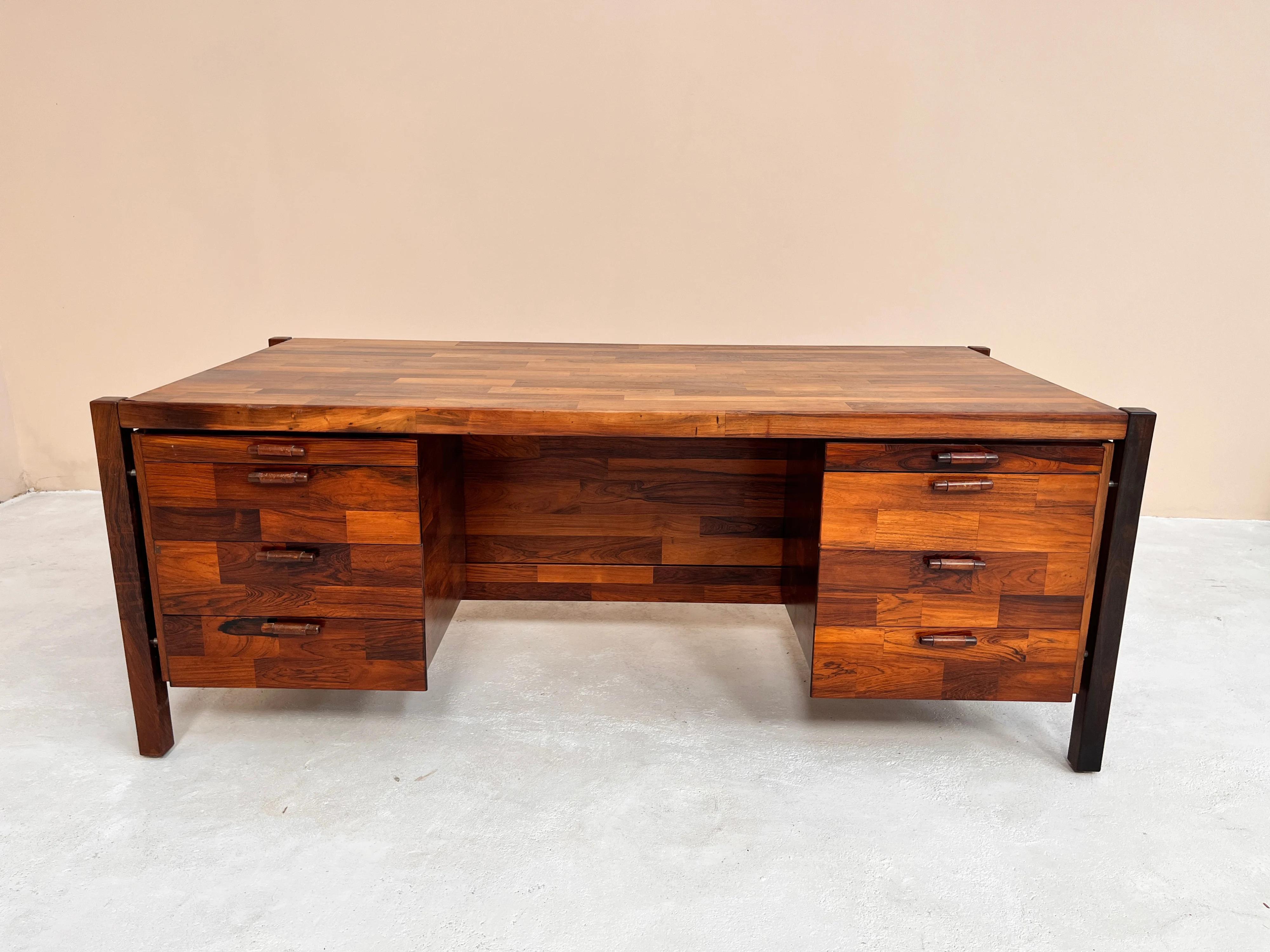 20ième siècle Jorge Zalszupin, bureau à tiroirs complets, années 1960 en vente