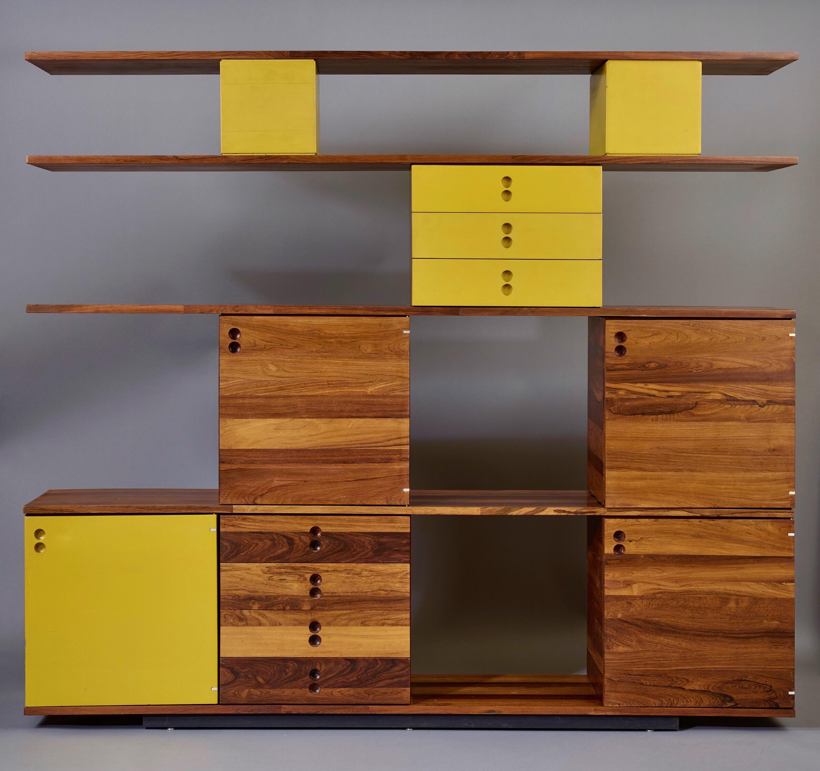 Jorge Zalszupin (1922 - 2020) 

Ein seltener und bedeutender Schrank mit Bücherregal und Schubladen von Jorge Zalszupin, aus abwechselnd gestreiftem Jacaranda- und gelb lackiertem Holz. Die Komponenten können nach Belieben neu angeordnet werden.